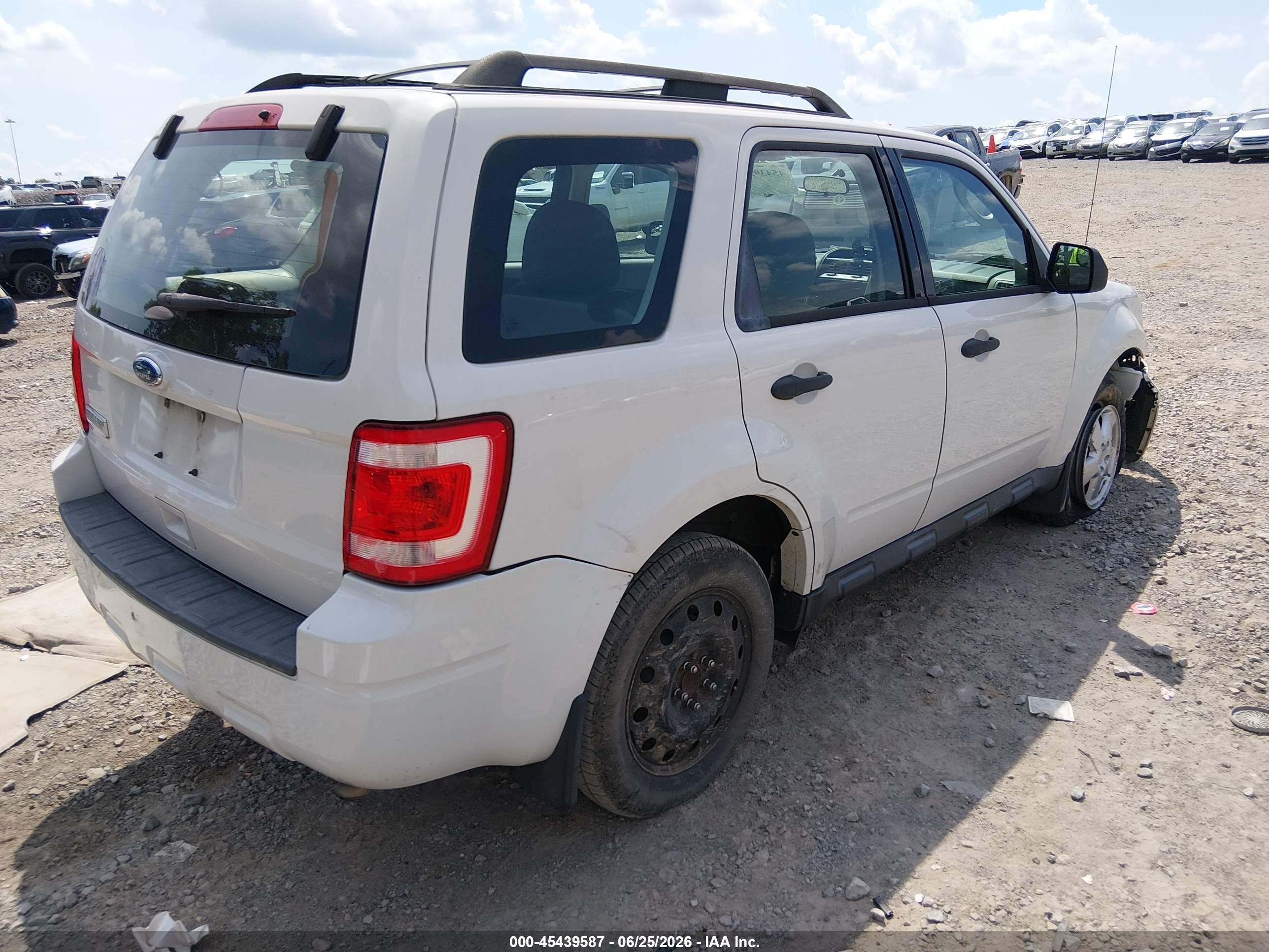 2011 Ford Escape Xls White vin: 1FMCU0C73BKB70169