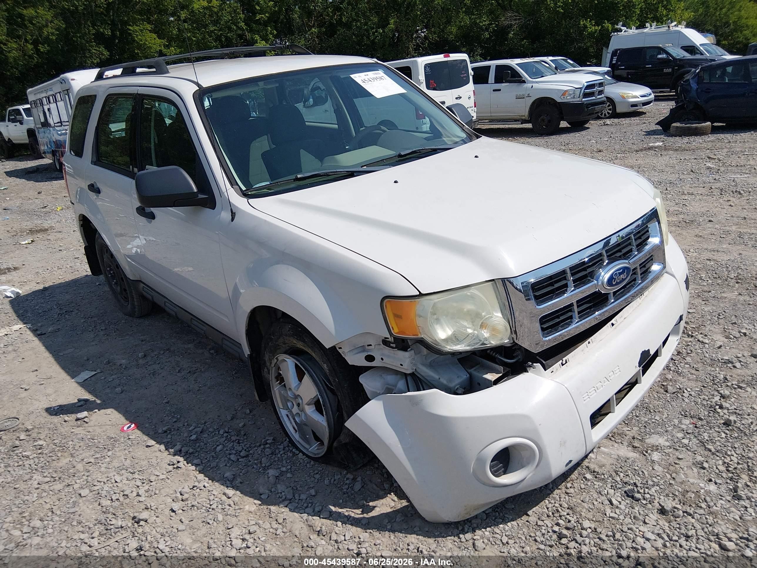 2011 Ford Escape Xls White vin: 1FMCU0C73BKB70169