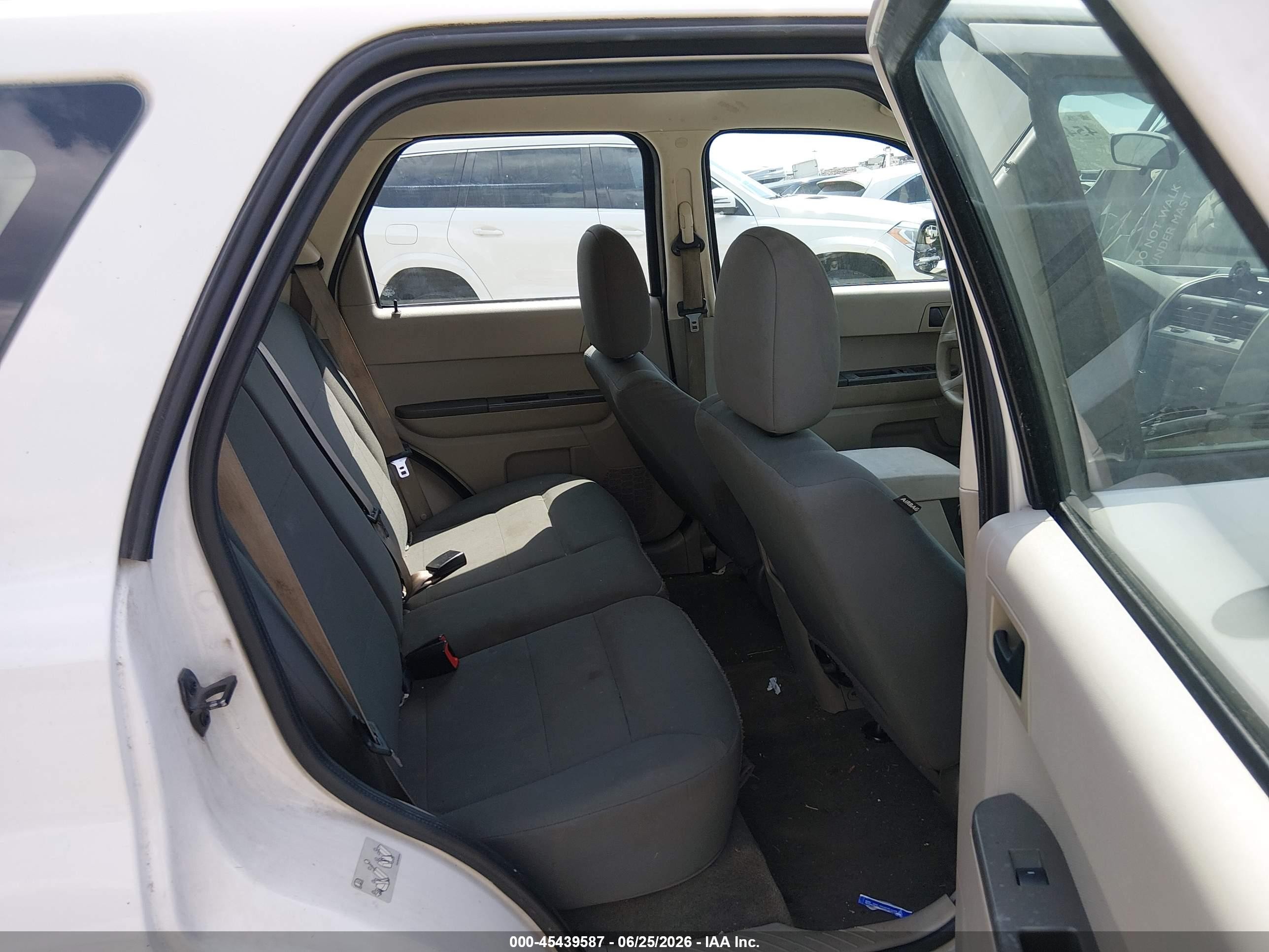 2011 Ford Escape Xls White vin: 1FMCU0C73BKB70169