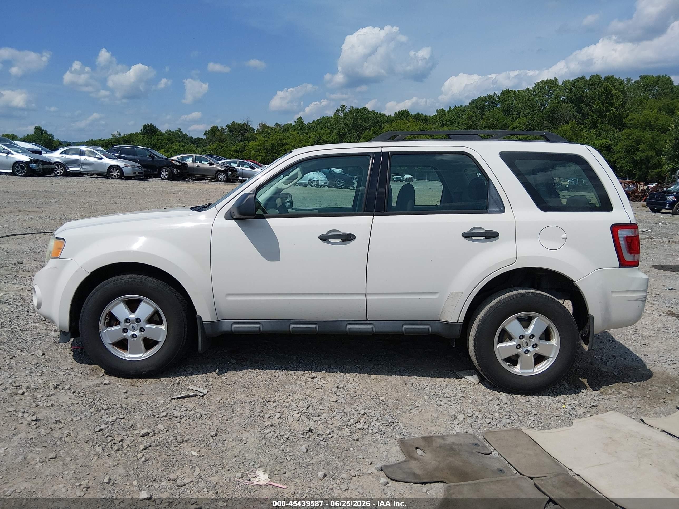 2011 Ford Escape Xls White vin: 1FMCU0C73BKB70169
