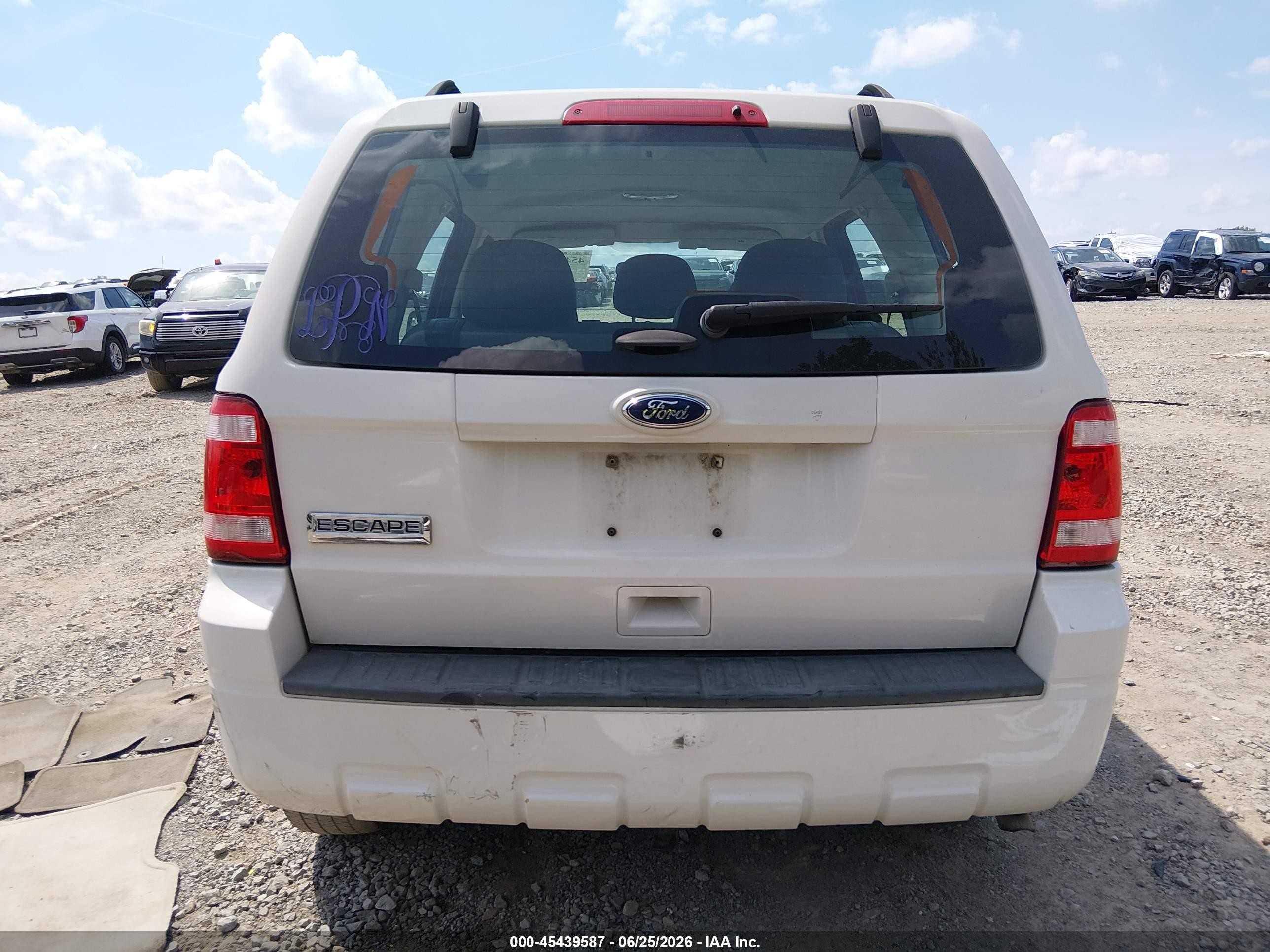 2011 Ford Escape Xls White vin: 1FMCU0C73BKB70169