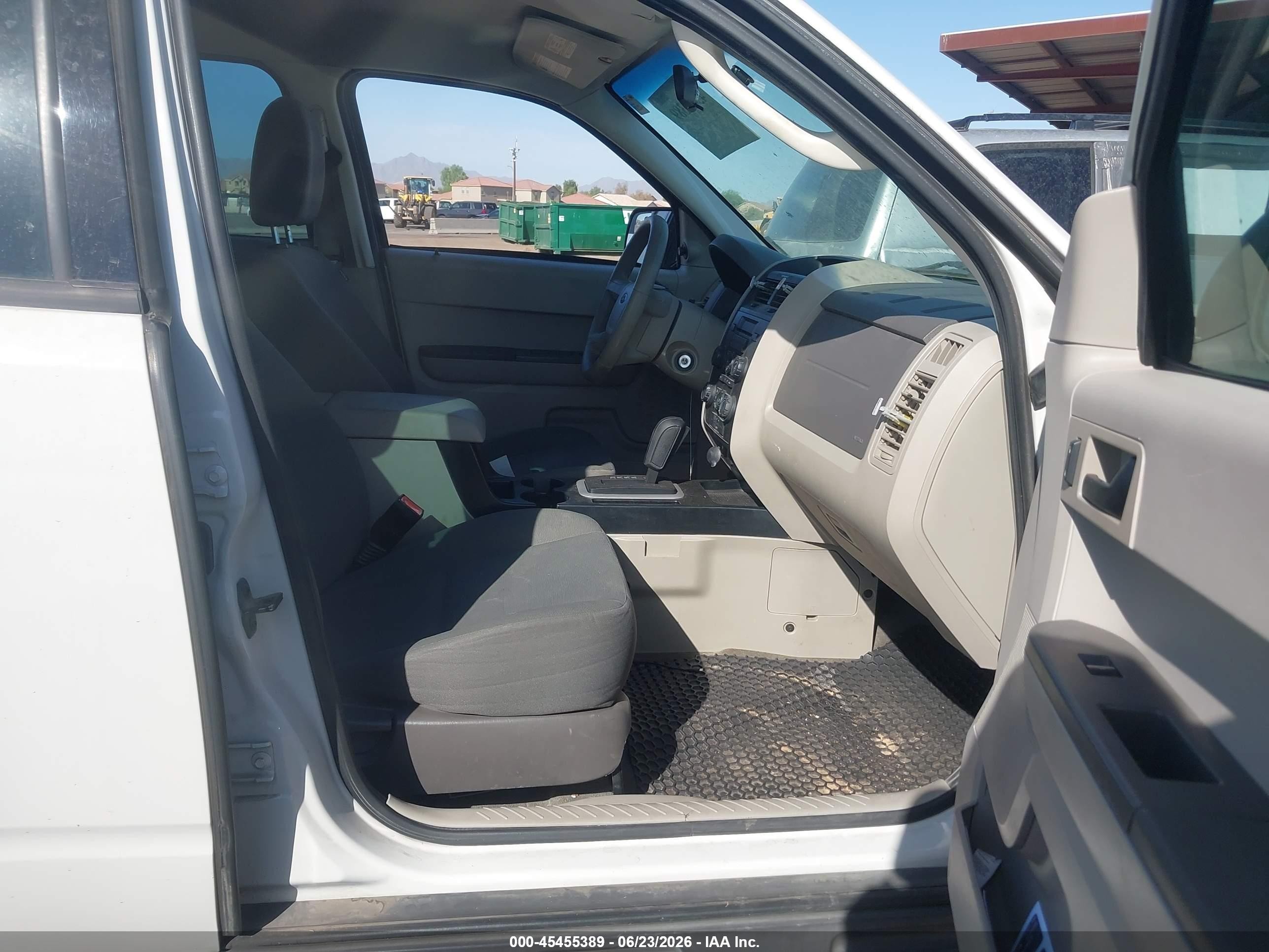 2011 Ford Escape Xls White vin: 1FMCU0C73BKB98425