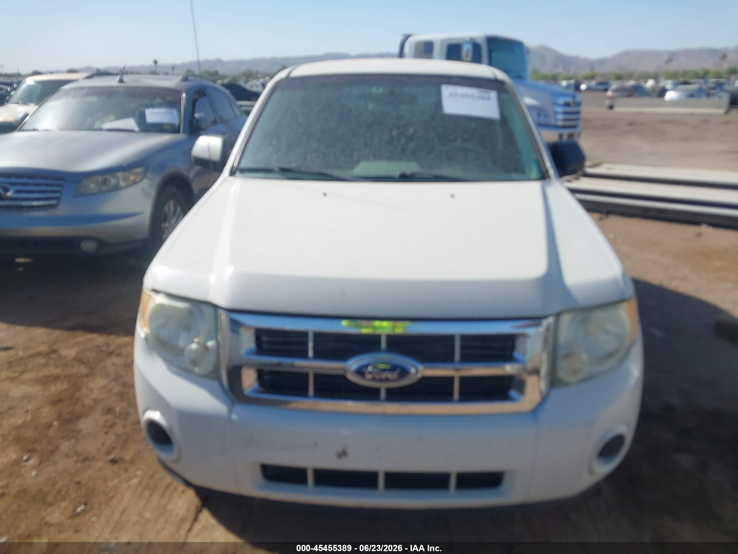 2011 Ford Escape Xls White vin: 1FMCU0C73BKB98425