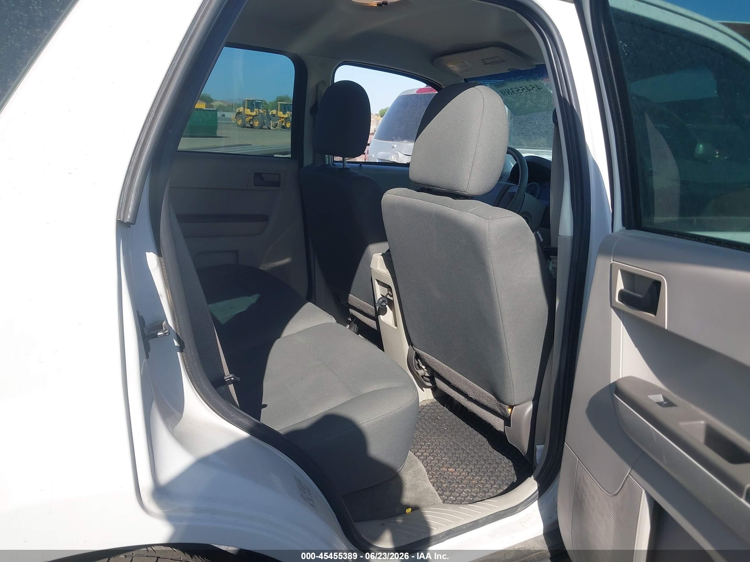 2011 Ford Escape Xls White vin: 1FMCU0C73BKB98425