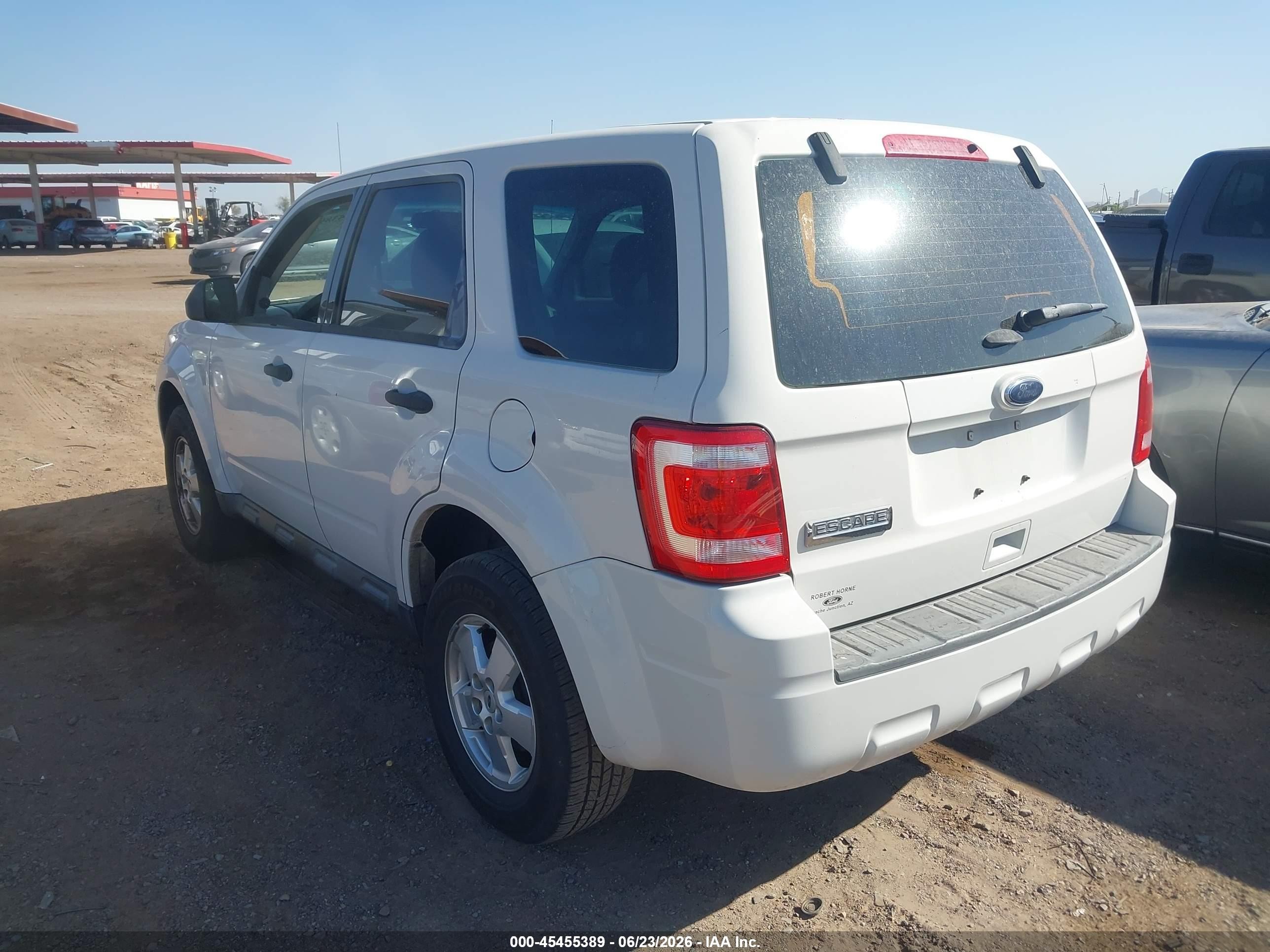 2011 Ford Escape Xls White vin: 1FMCU0C73BKB98425