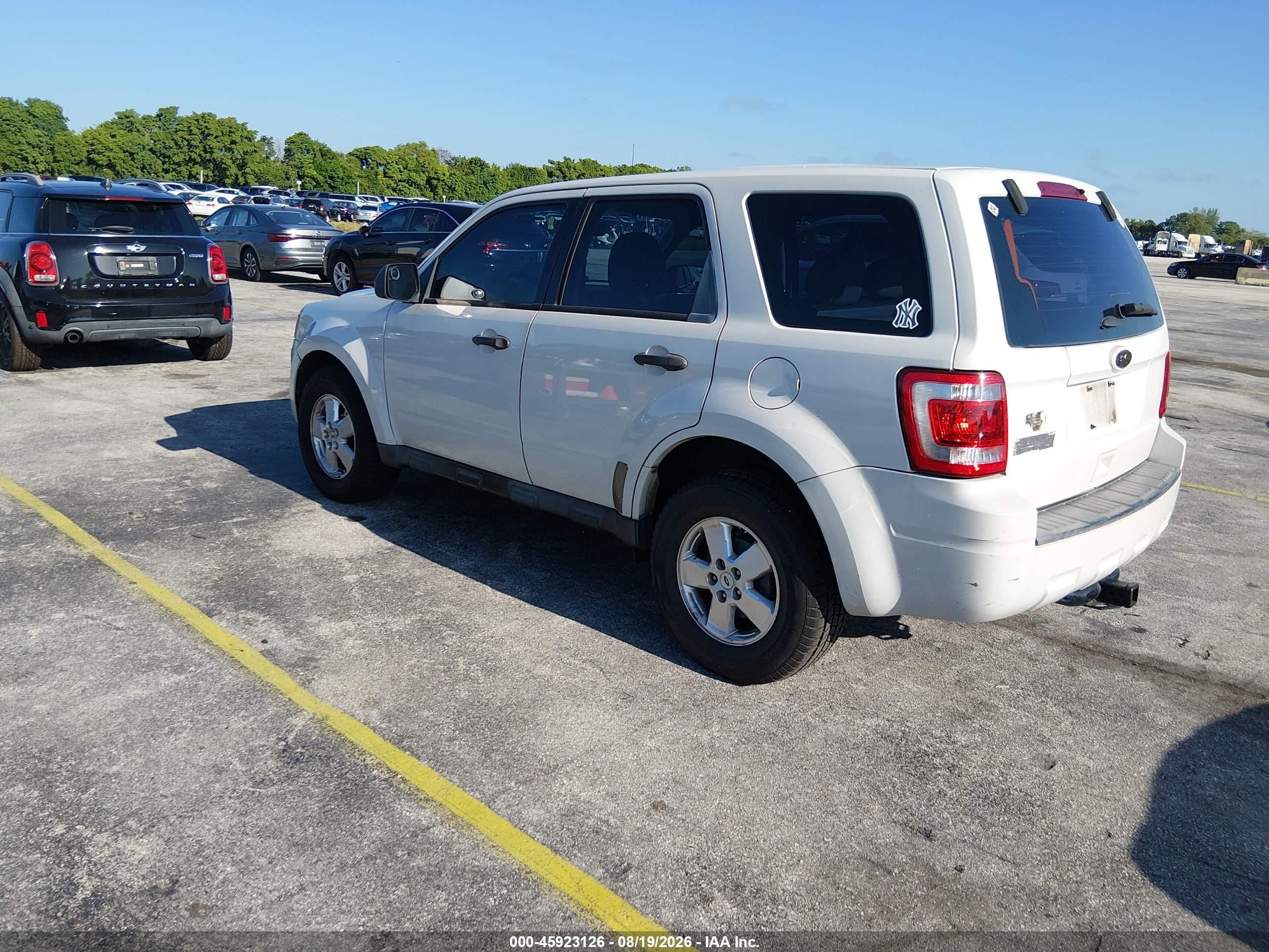 2012 Ford Escape Xls Белый vin: 1FMCU0C73CKB27095