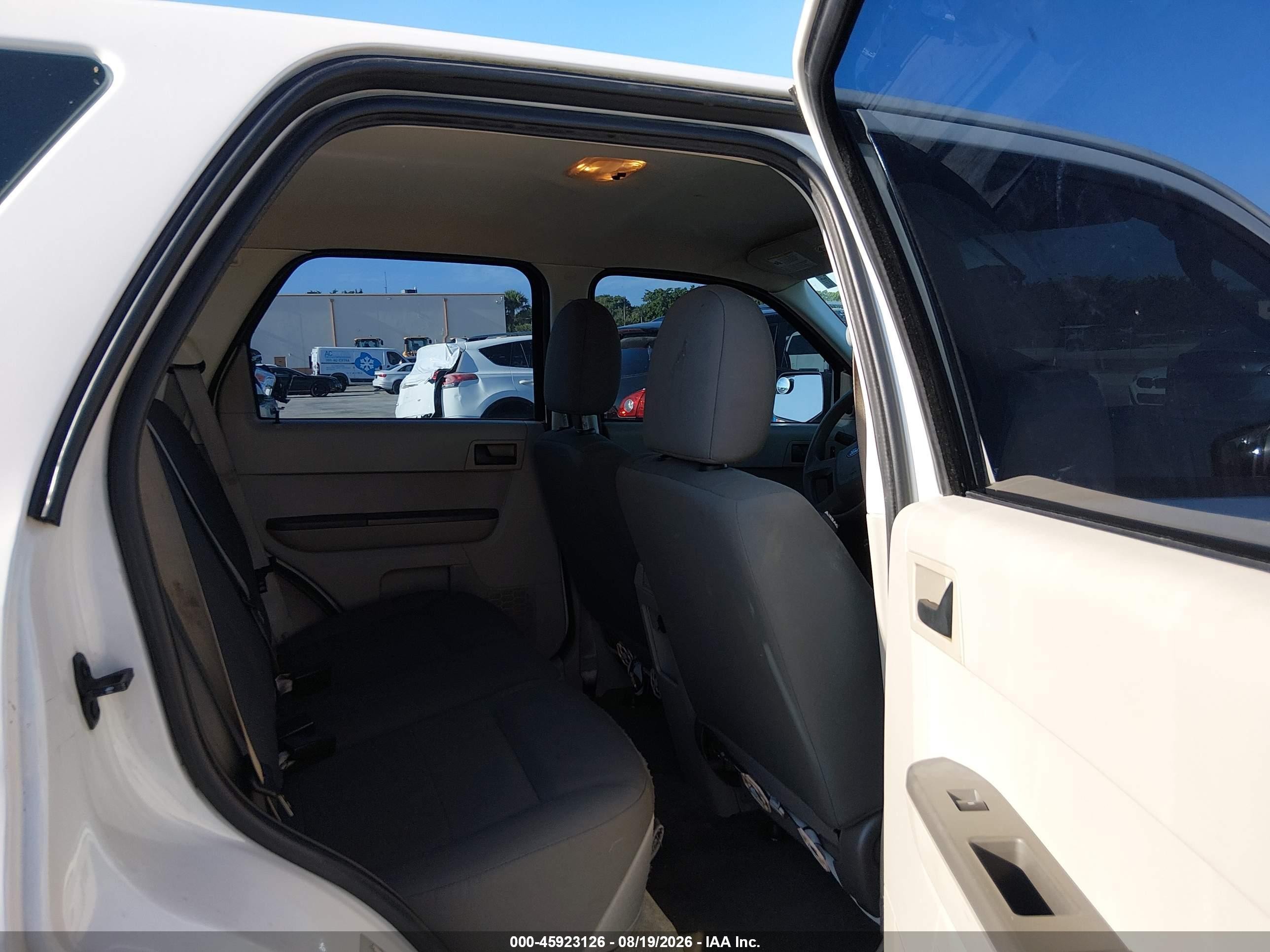 2012 Ford Escape Xls Белый vin: 1FMCU0C73CKB27095