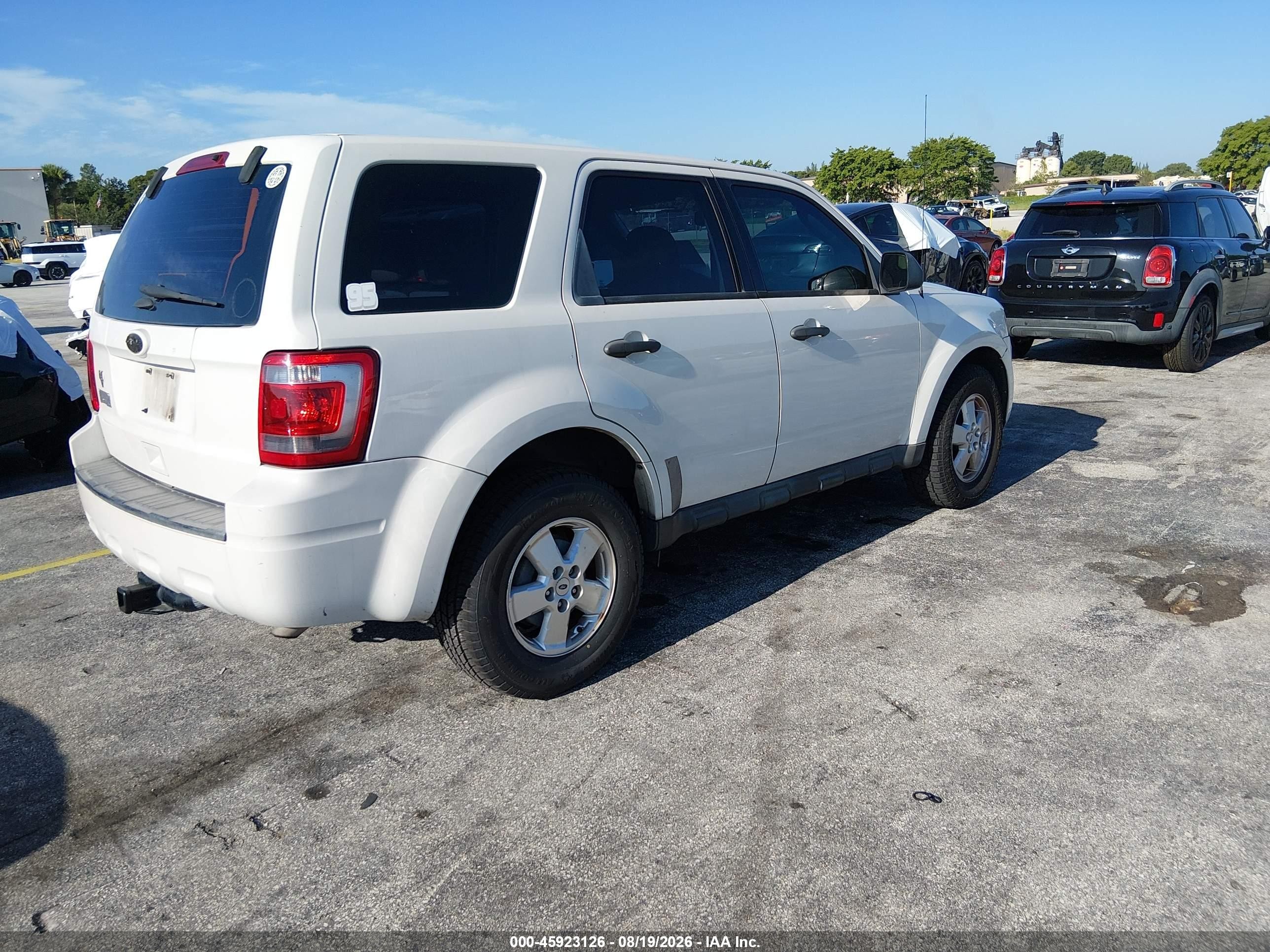 2012 Ford Escape Xls Белый vin: 1FMCU0C73CKB27095