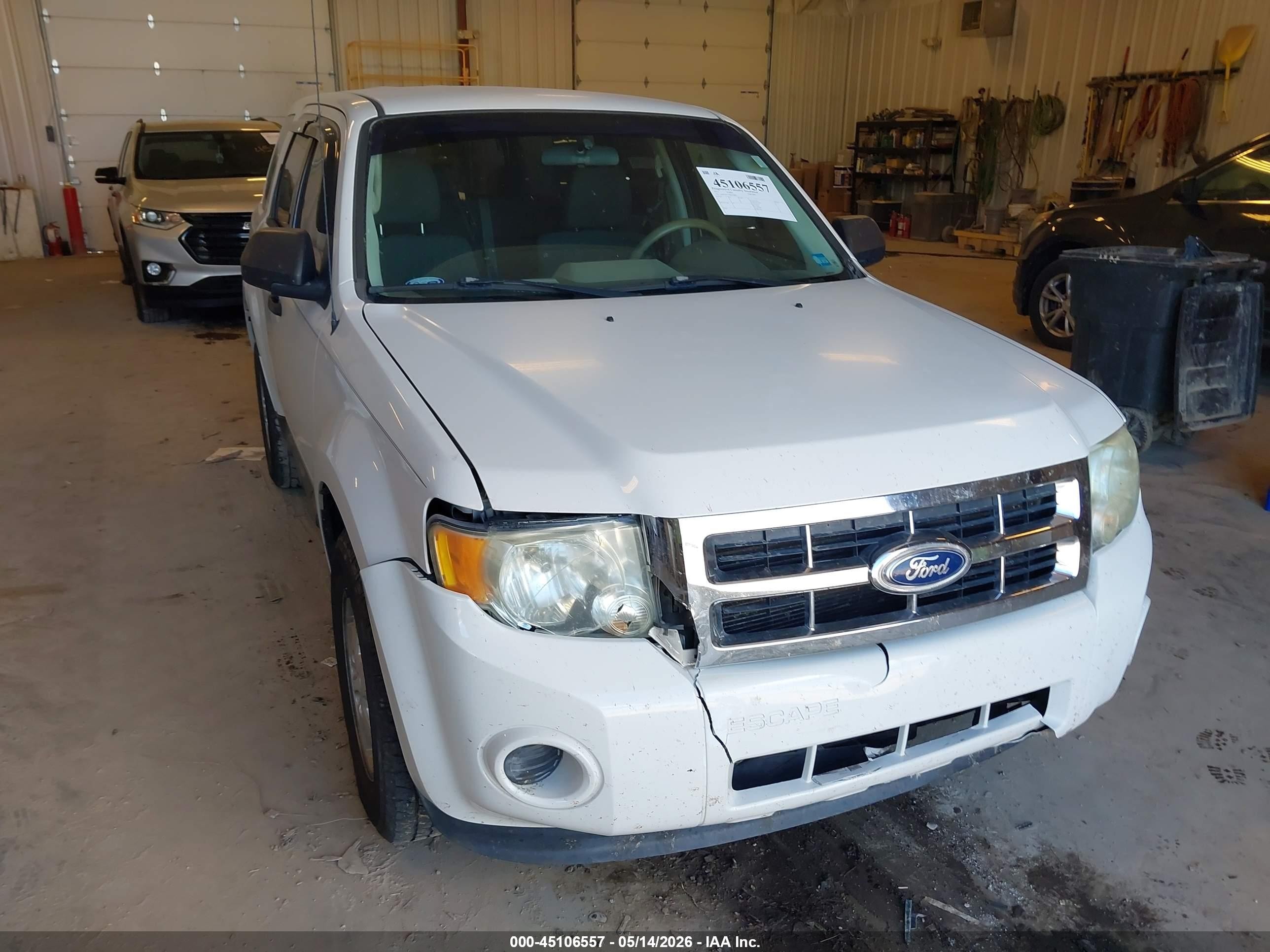 2011 Ford Escape Xls White vin: 1FMCU0C74BKB78801