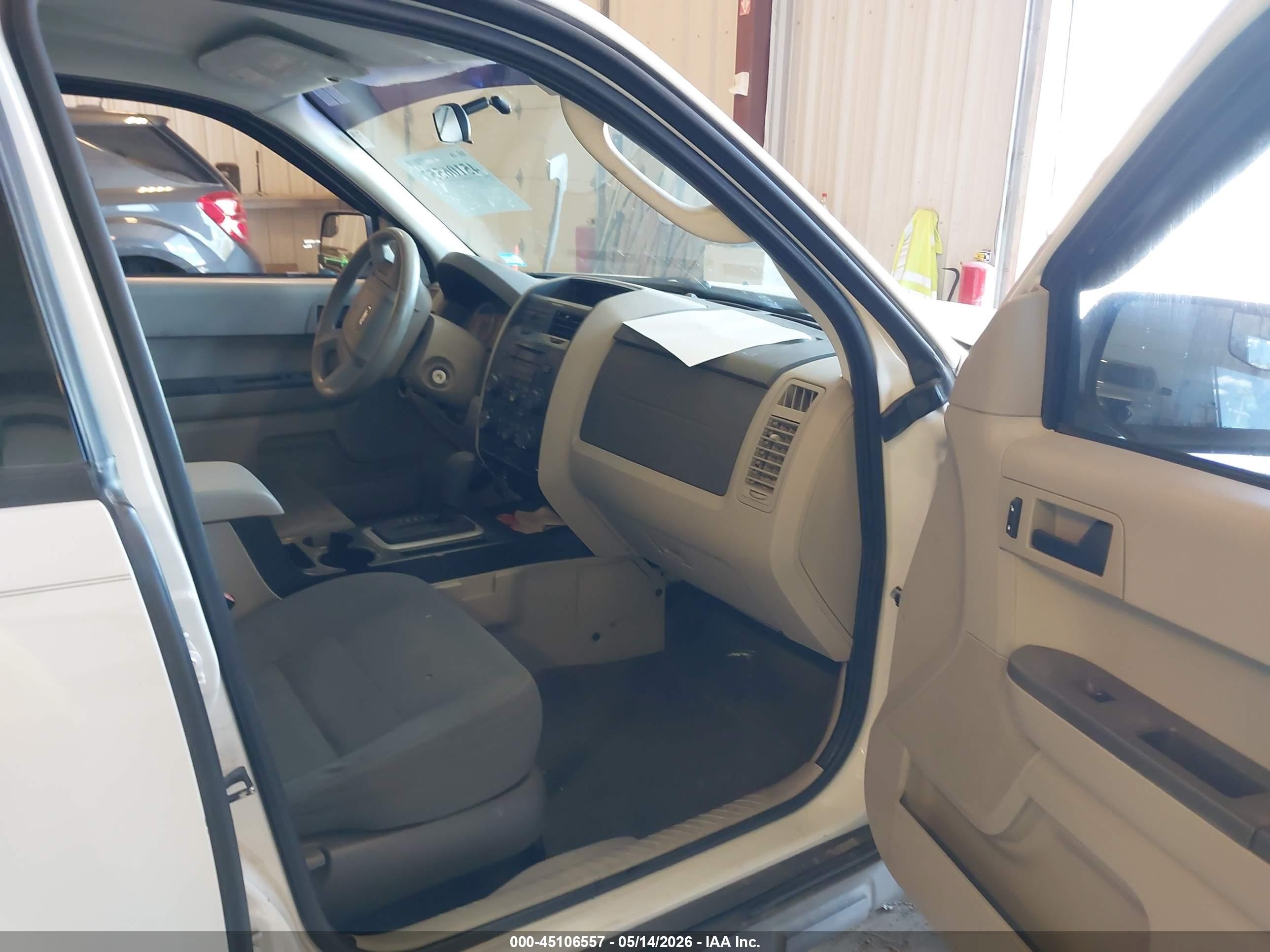 2011 Ford Escape Xls White vin: 1FMCU0C74BKB78801