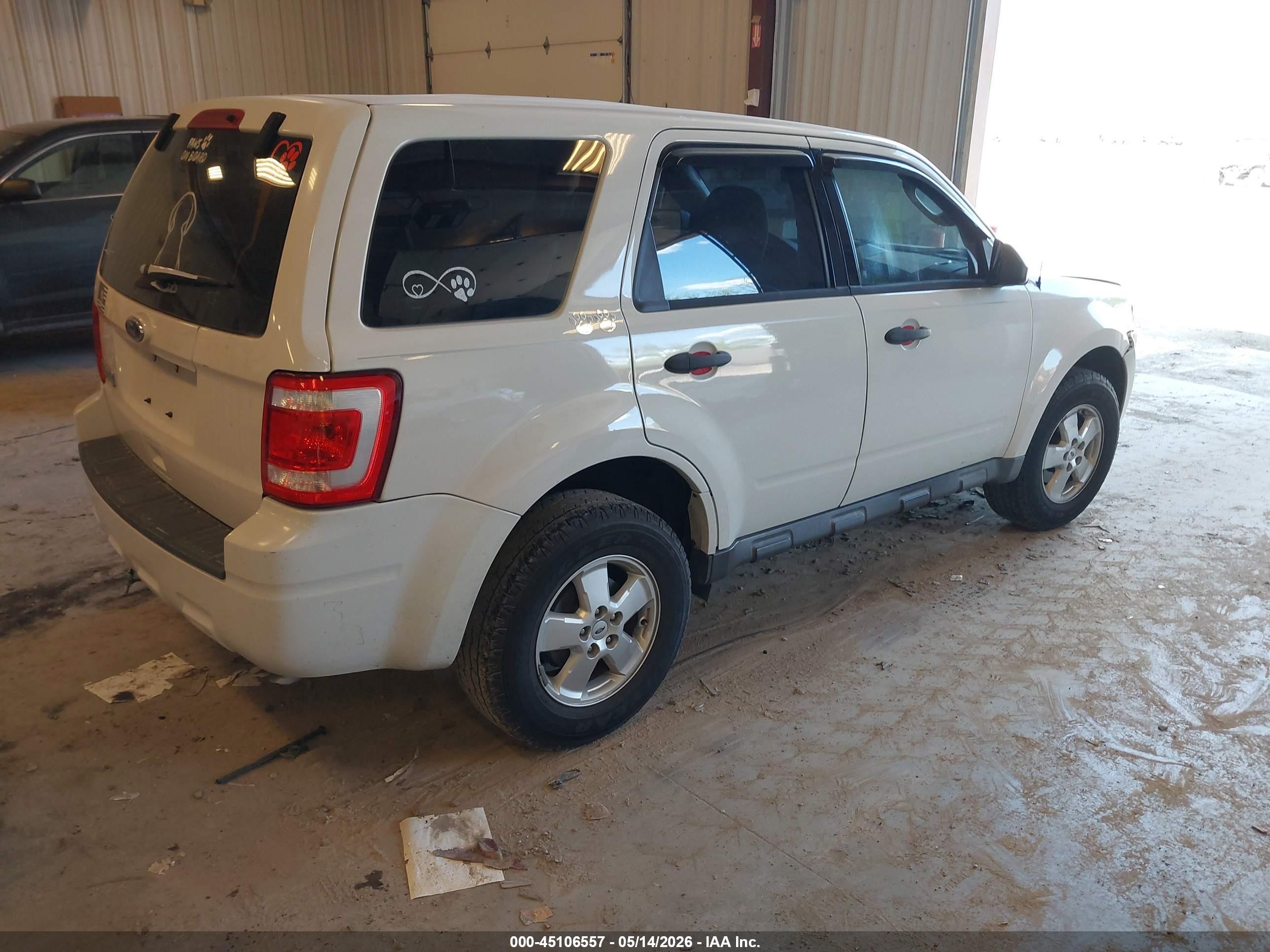 2011 Ford Escape Xls White vin: 1FMCU0C74BKB78801