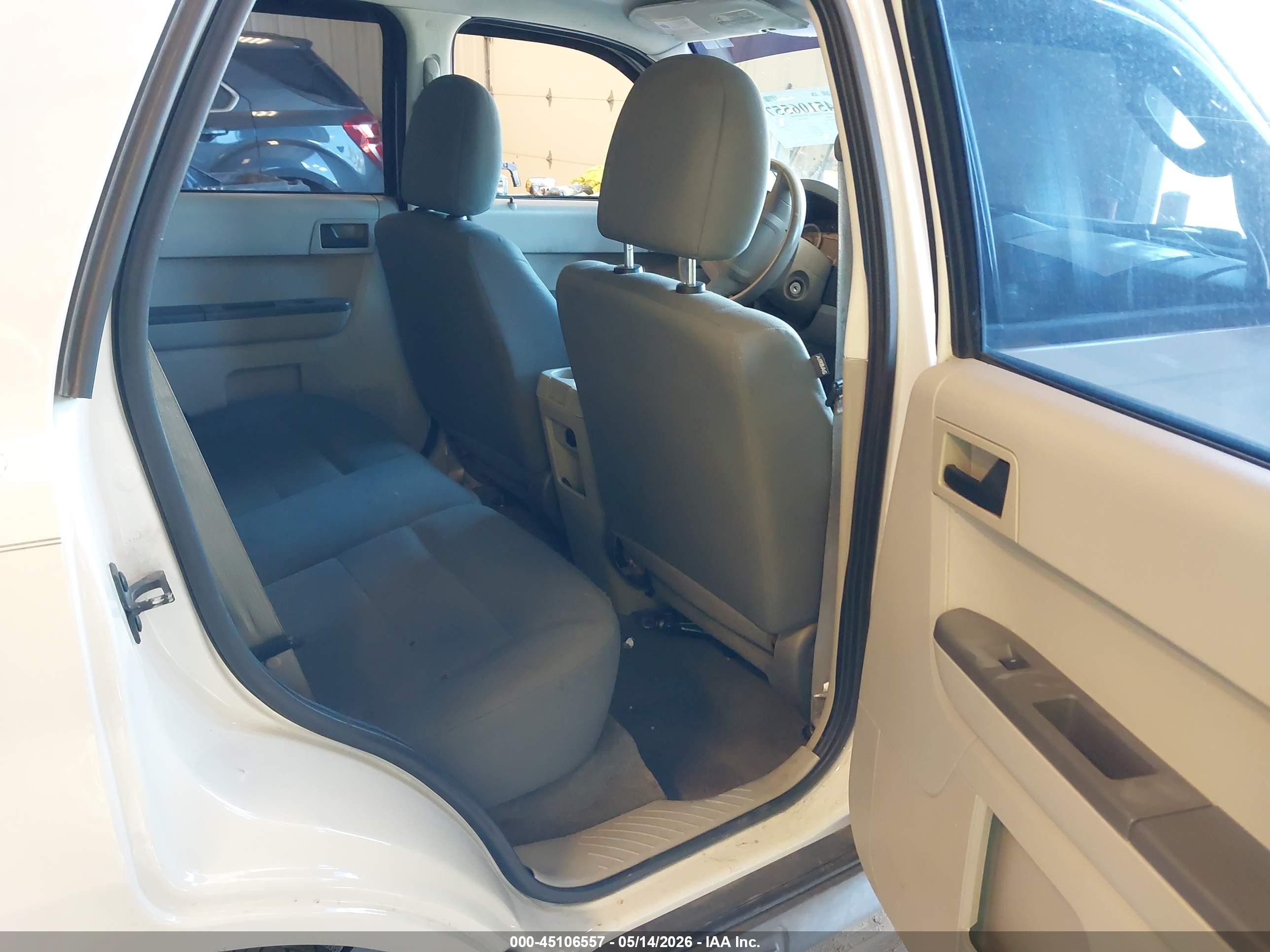 2011 Ford Escape Xls White vin: 1FMCU0C74BKB78801