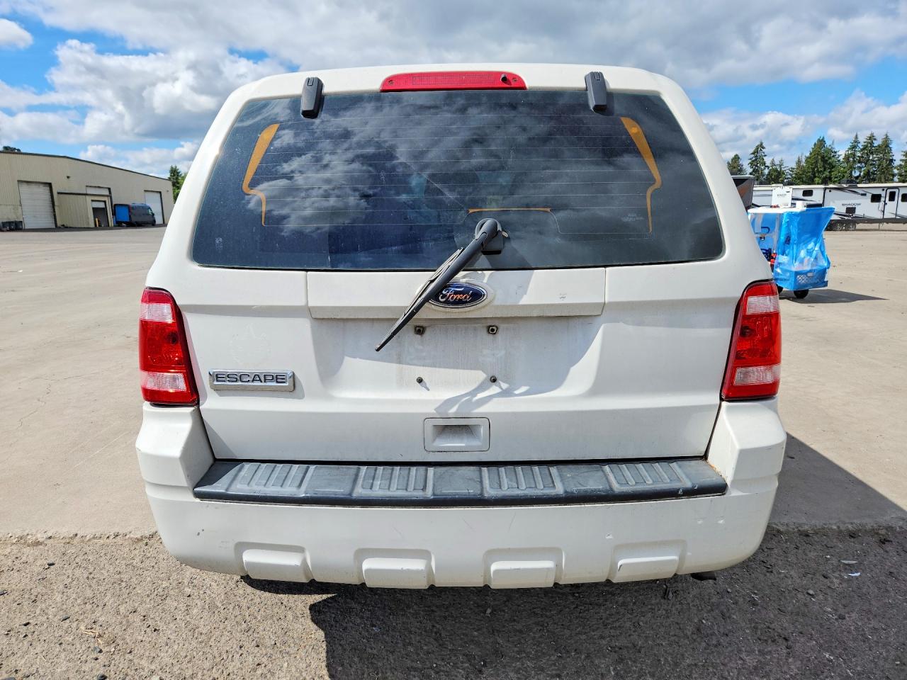 2010 Ford Escape Xls White vin: 1FMCU0C75AKA72632