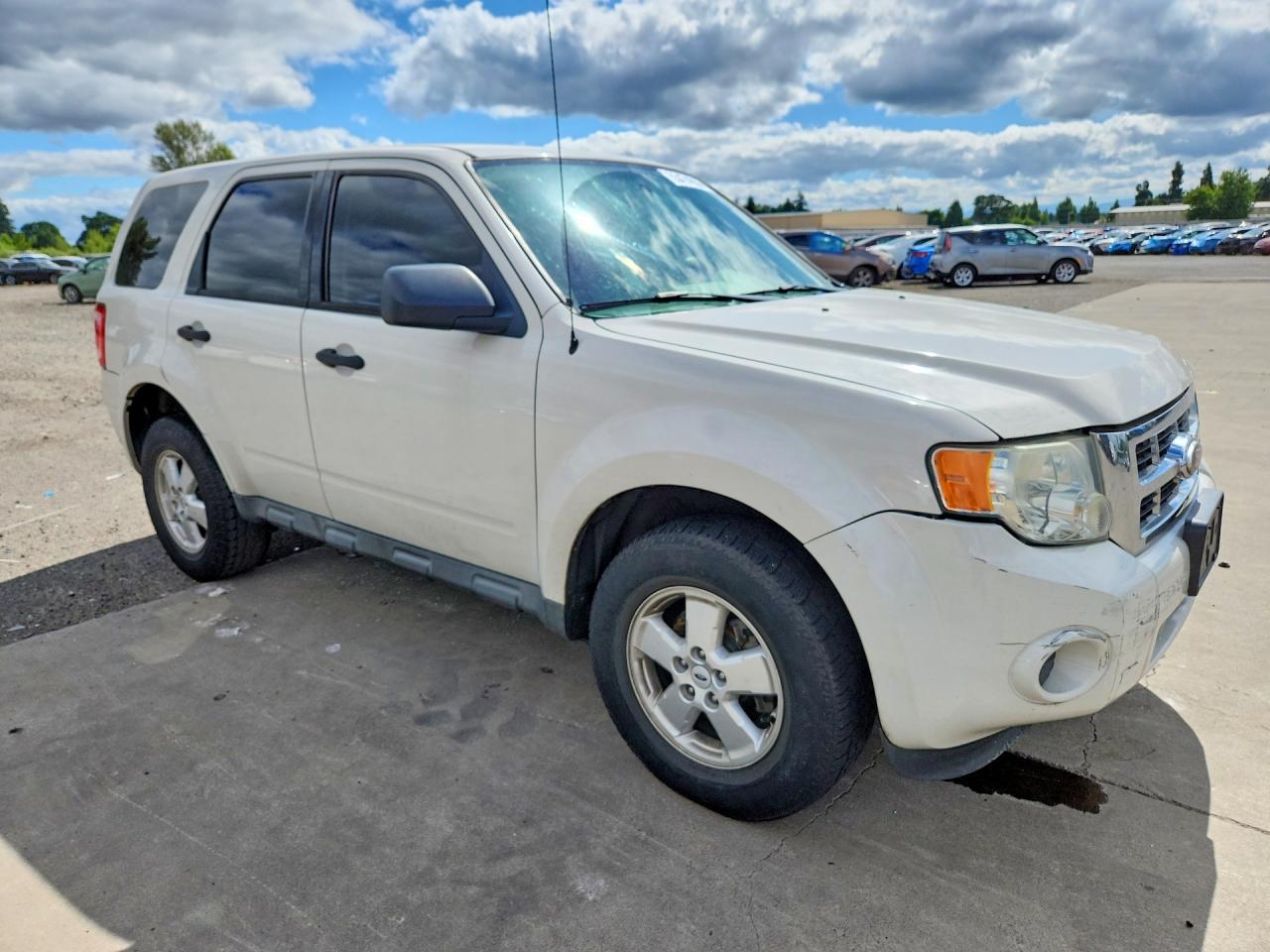 2010 Ford Escape Xls White vin: 1FMCU0C75AKA72632