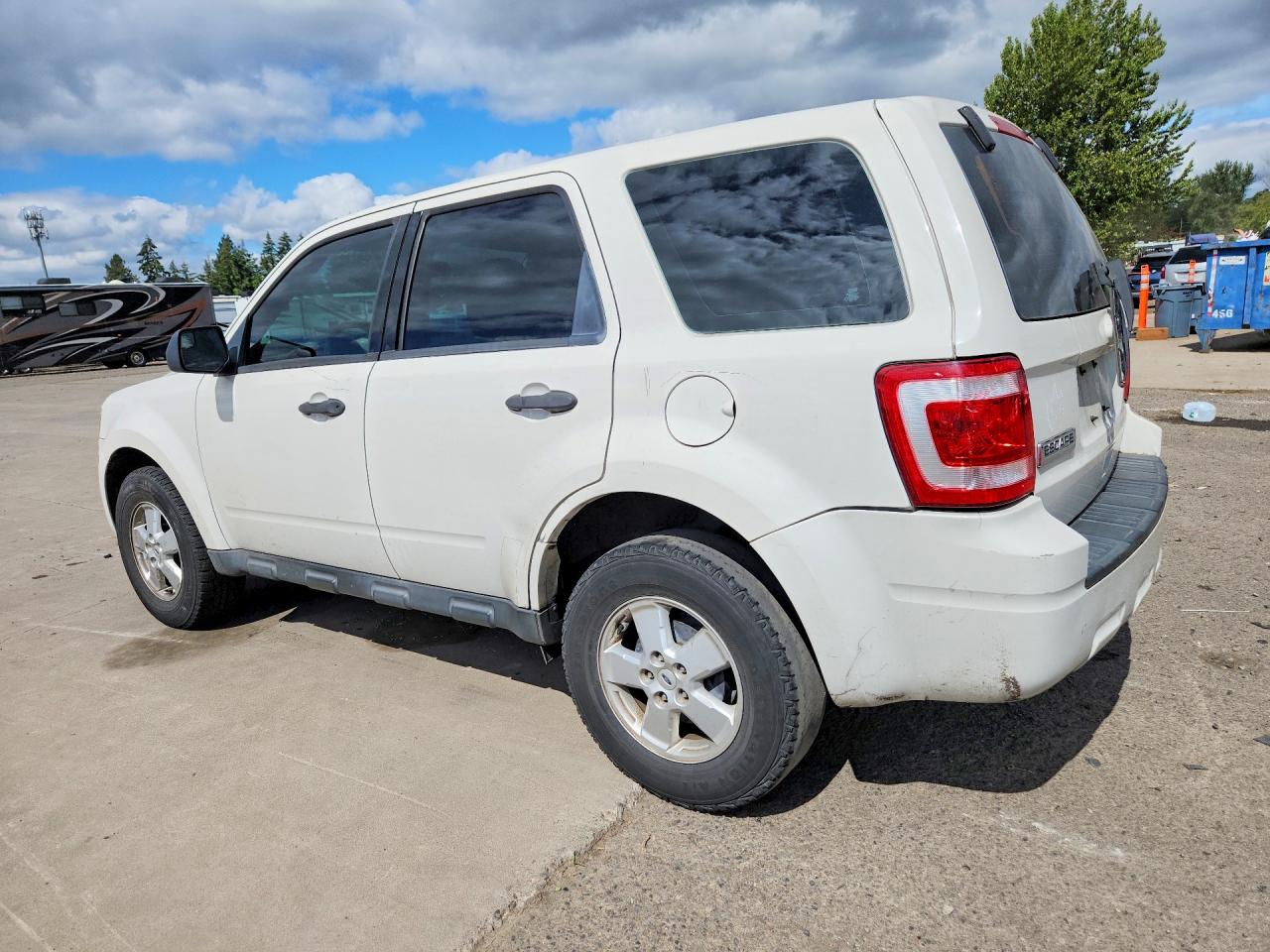 2010 Ford Escape Xls White vin: 1FMCU0C75AKA72632