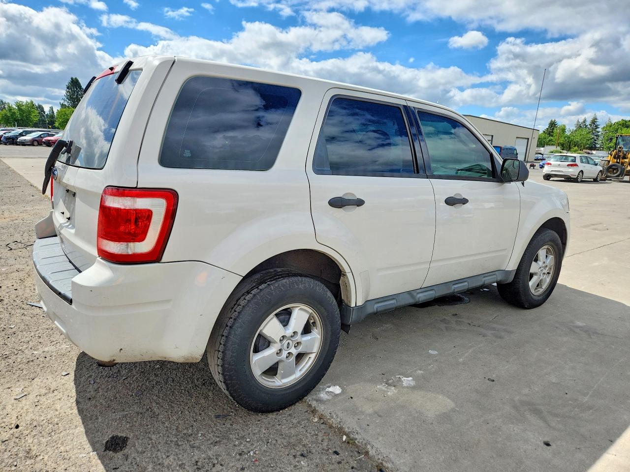 2010 Ford Escape Xls White vin: 1FMCU0C75AKA72632