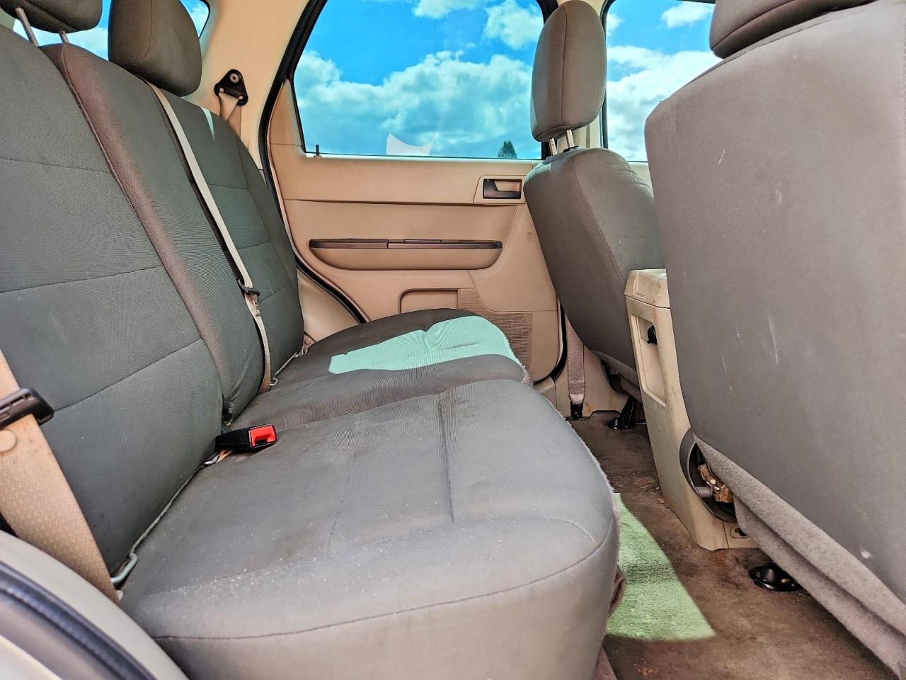 2010 Ford Escape Xls White vin: 1FMCU0C75AKA72632