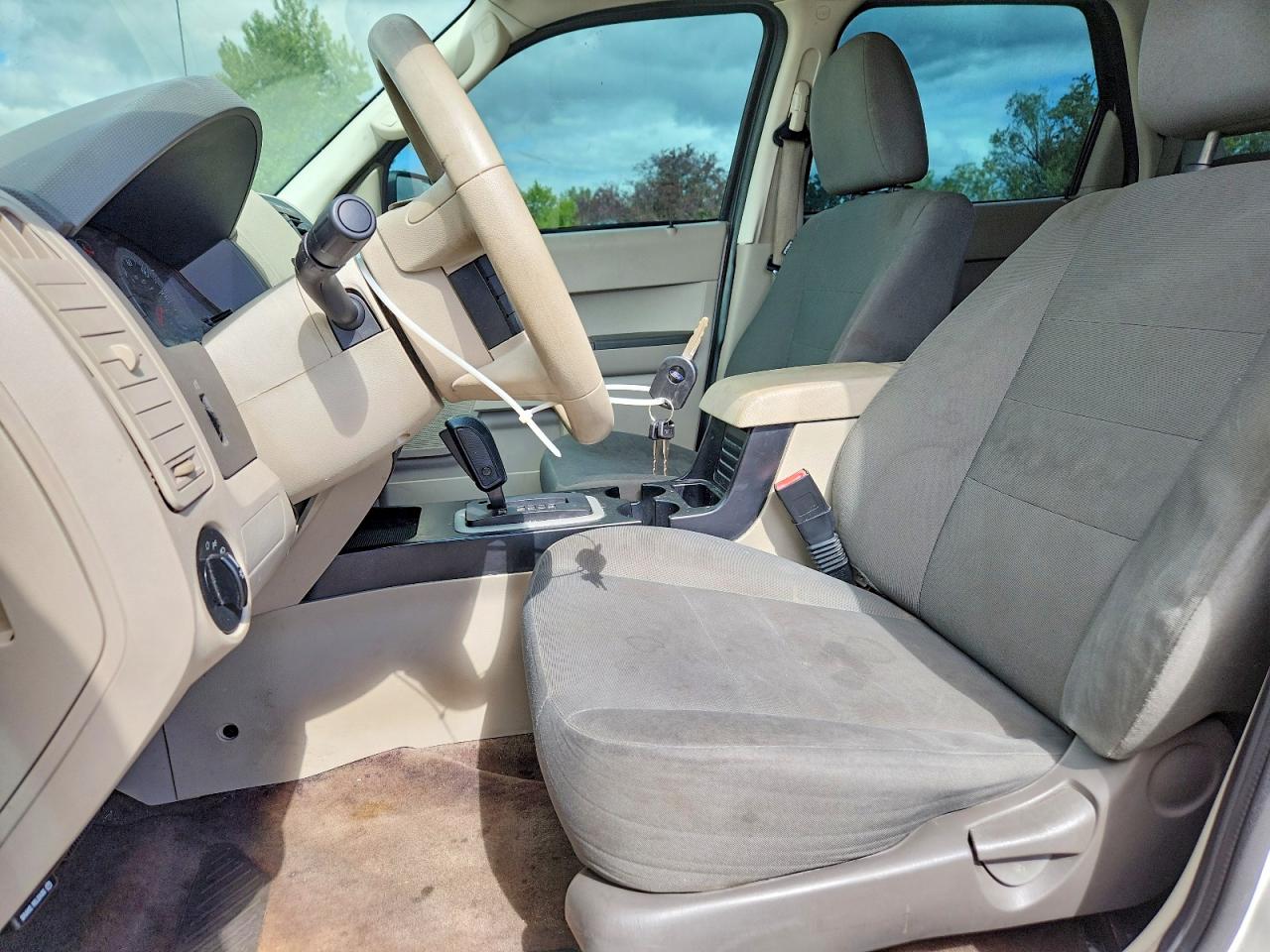 2010 Ford Escape Xls White vin: 1FMCU0C75AKA72632