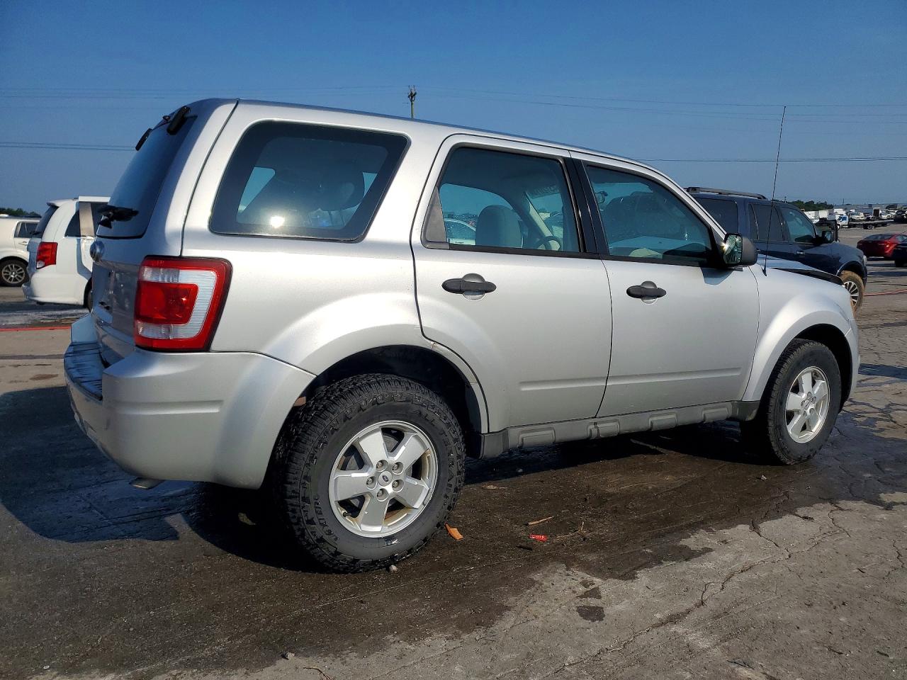 2011 Ford Escape Xls Серебряный vin: 1FMCU0C75BKC21882