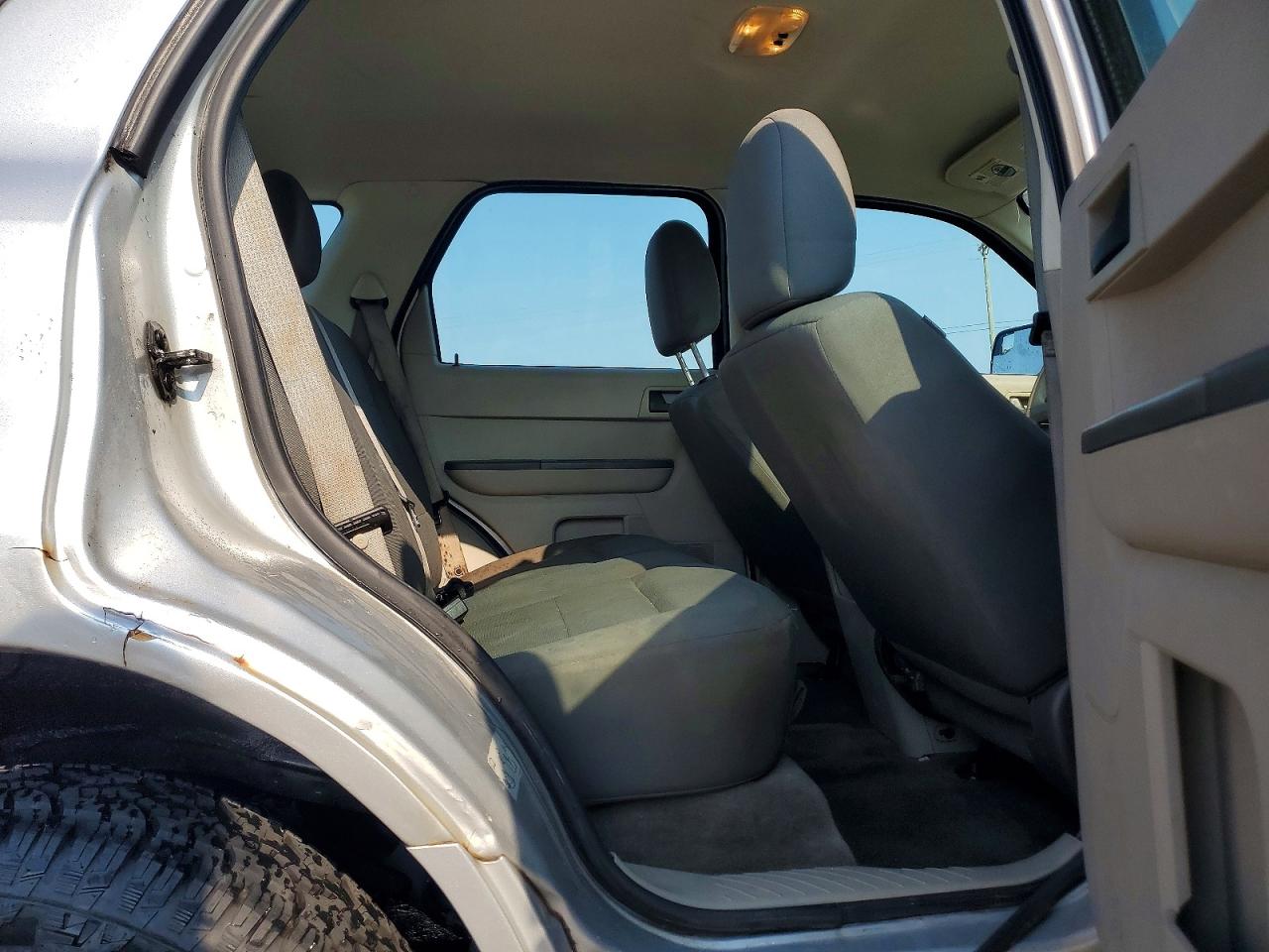 2011 Ford Escape Xls Серебряный vin: 1FMCU0C75BKC21882