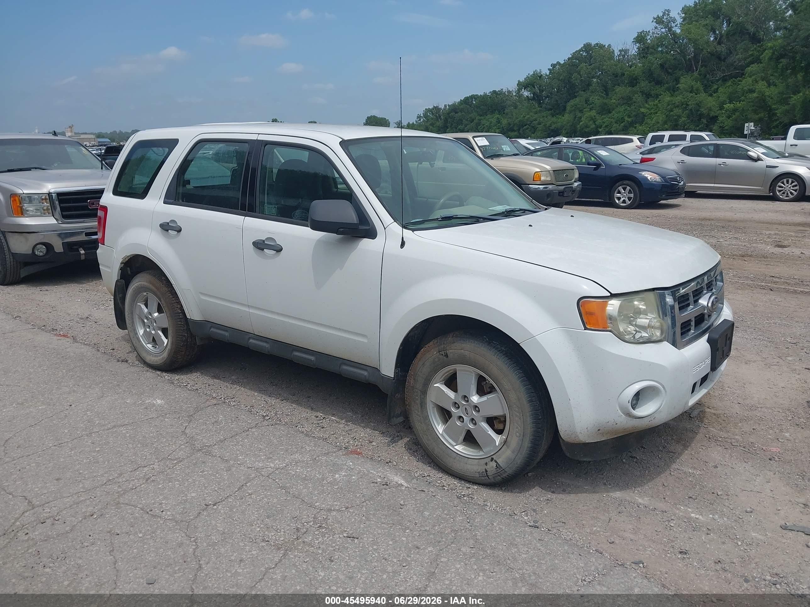 2010 Ford Escape Xls White vin: 1FMCU0C76AKD46890