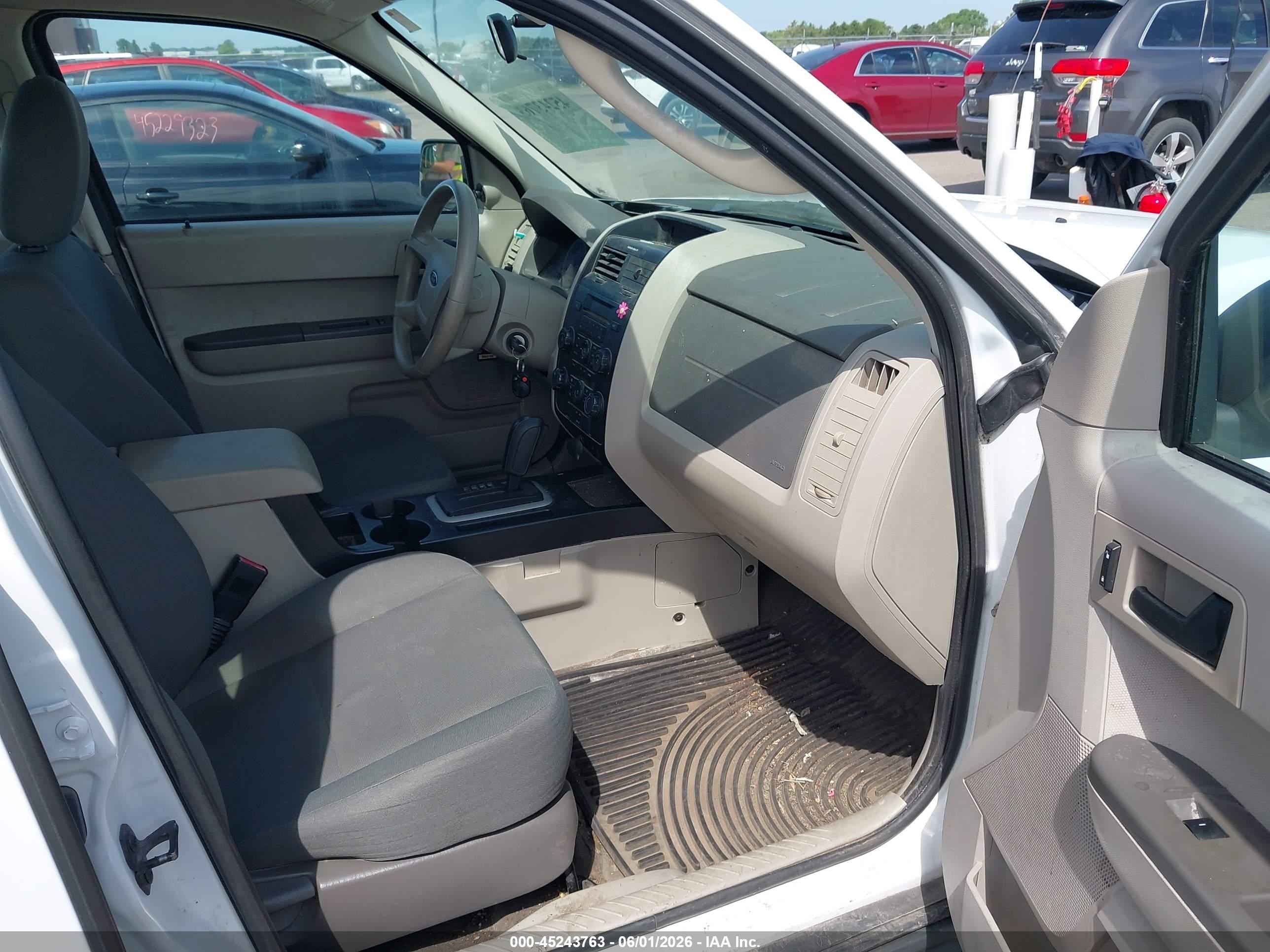 2012 Ford Escape Xls White vin: 1FMCU0C76CKA23040