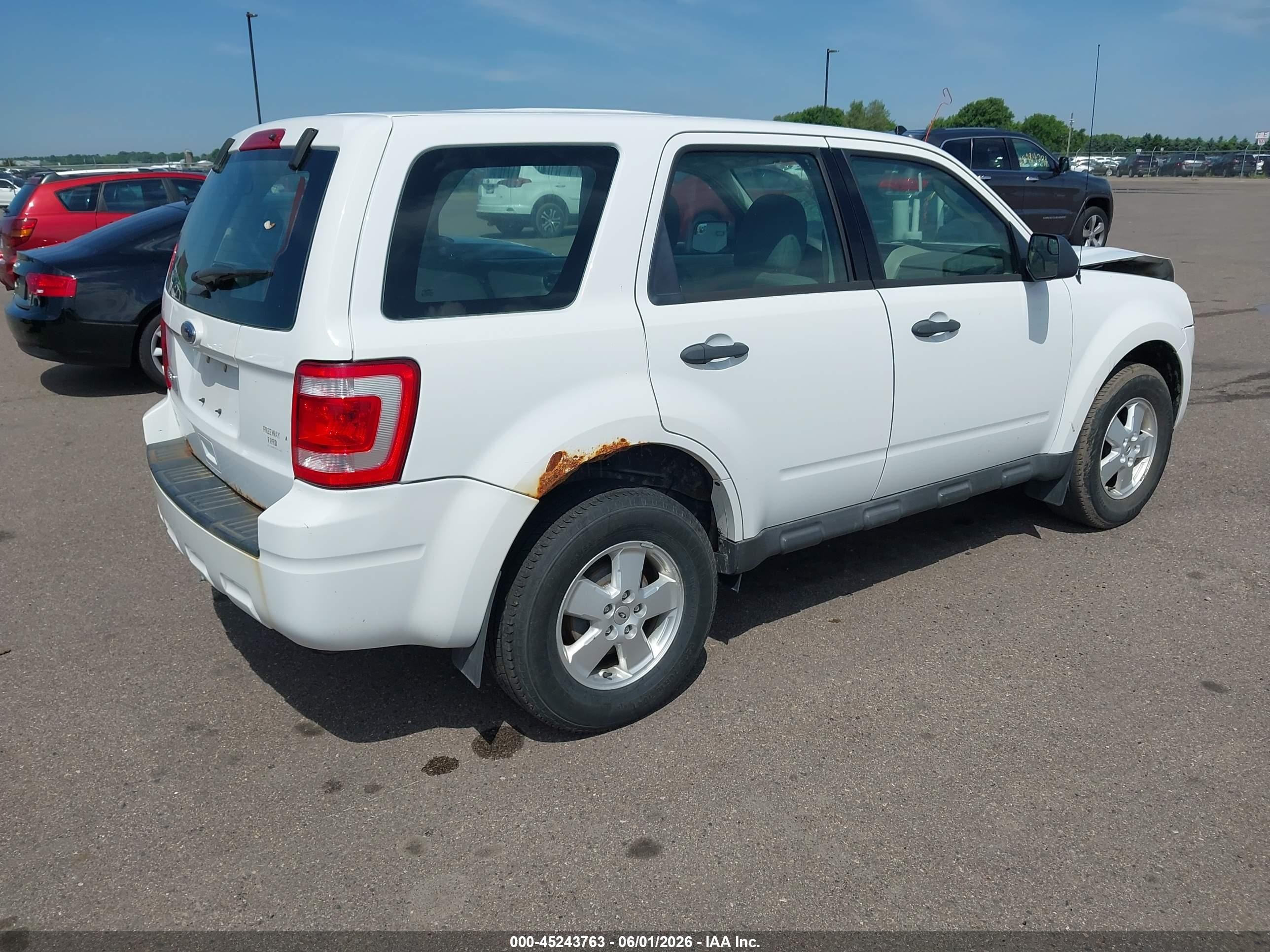 2012 Ford Escape Xls White vin: 1FMCU0C76CKA23040