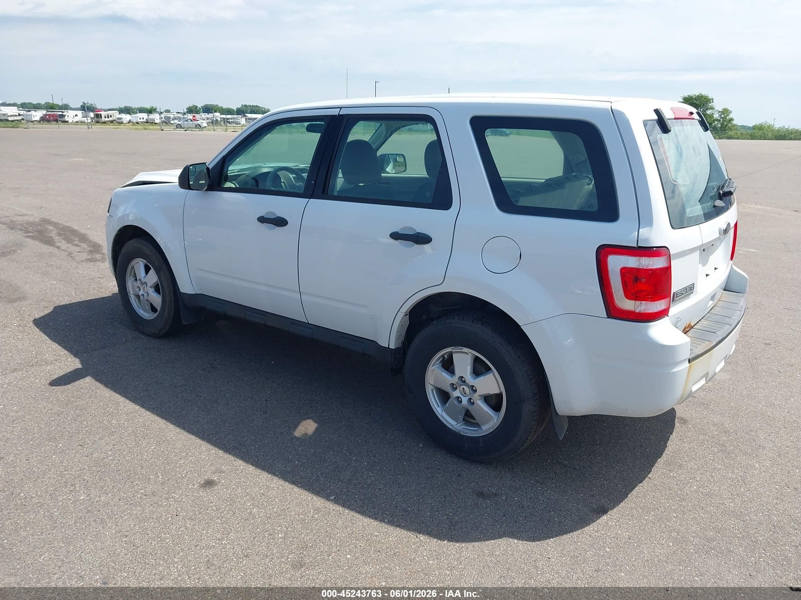 2012 Ford Escape Xls White vin: 1FMCU0C76CKA23040
