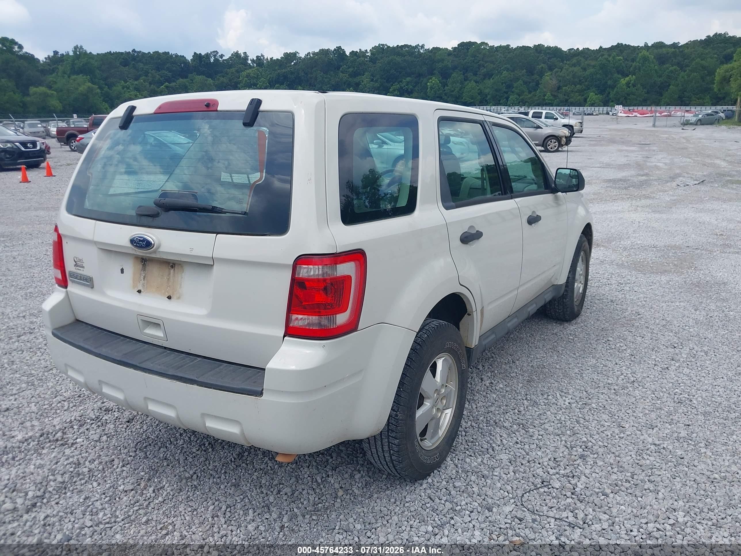 2012 Ford Escape Xls White vin: 1FMCU0C76CKB10002