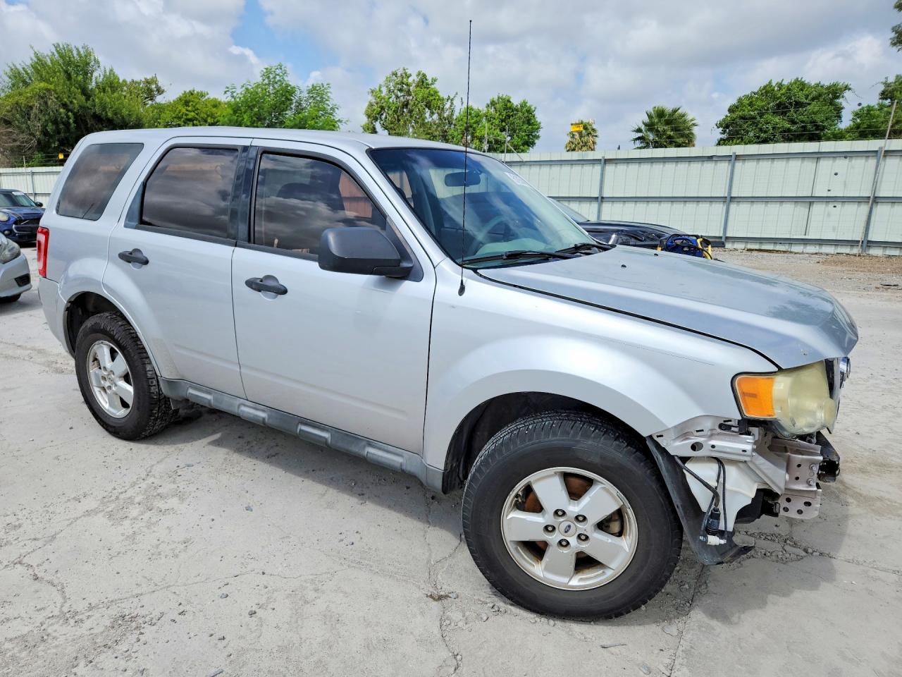 2010 Ford Escape Xls Silver vin: 1FMCU0C77AKD45327