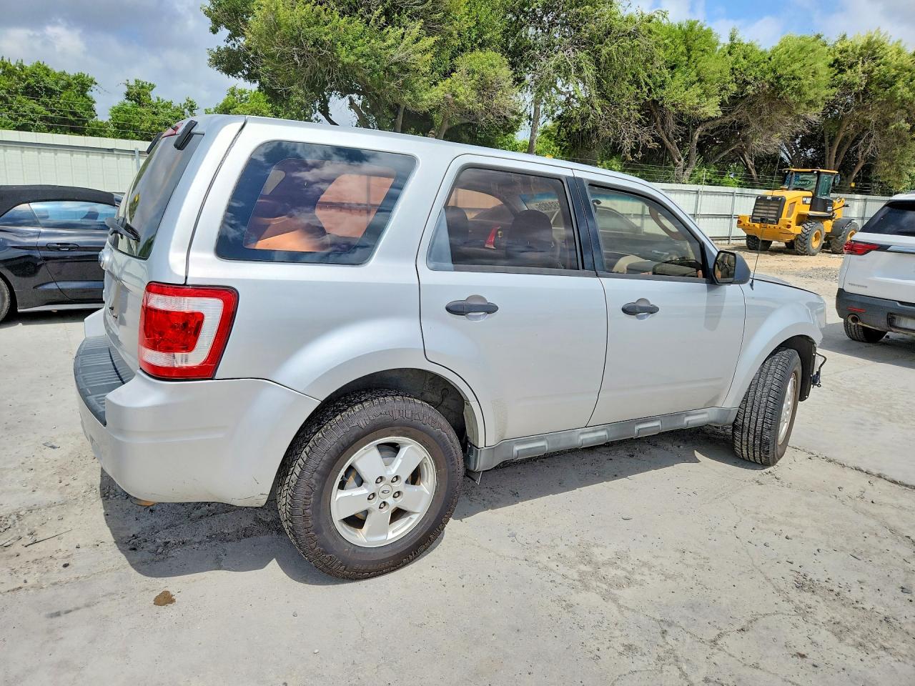 2010 Ford Escape Xls Silver vin: 1FMCU0C77AKD45327