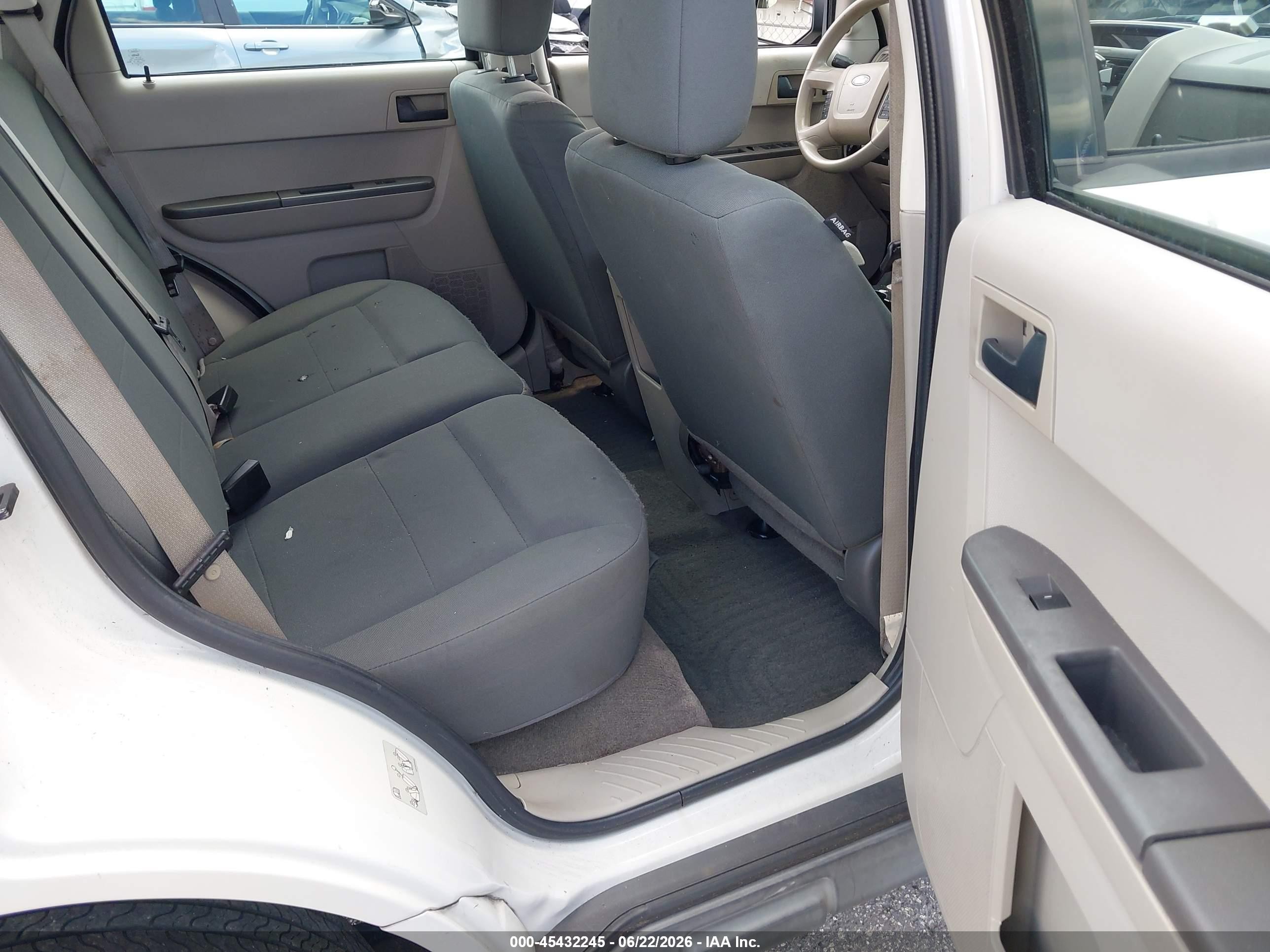 2012 Ford Escape Xls White vin: 1FMCU0C77CKC36904