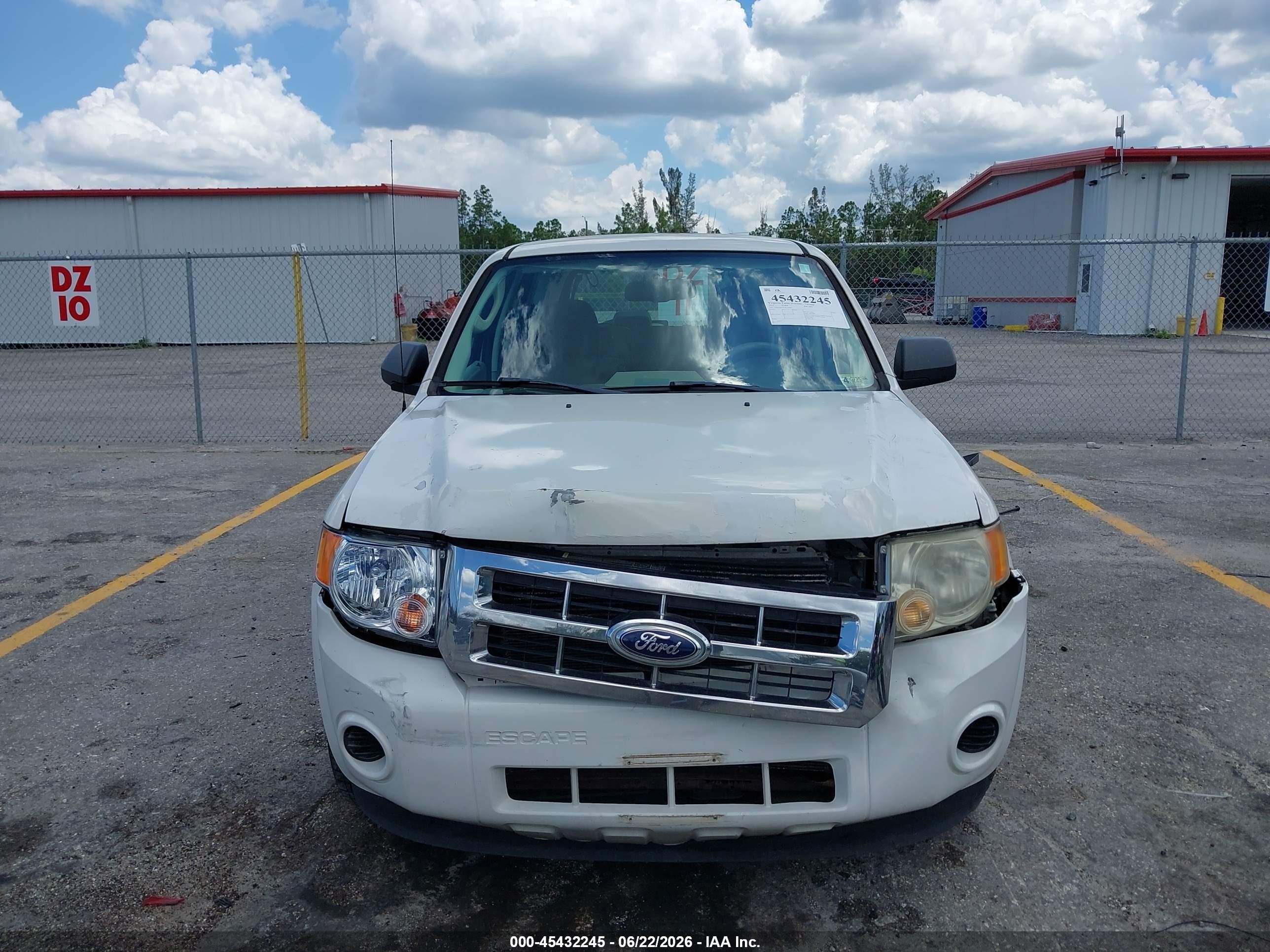 2012 Ford Escape Xls White vin: 1FMCU0C77CKC36904