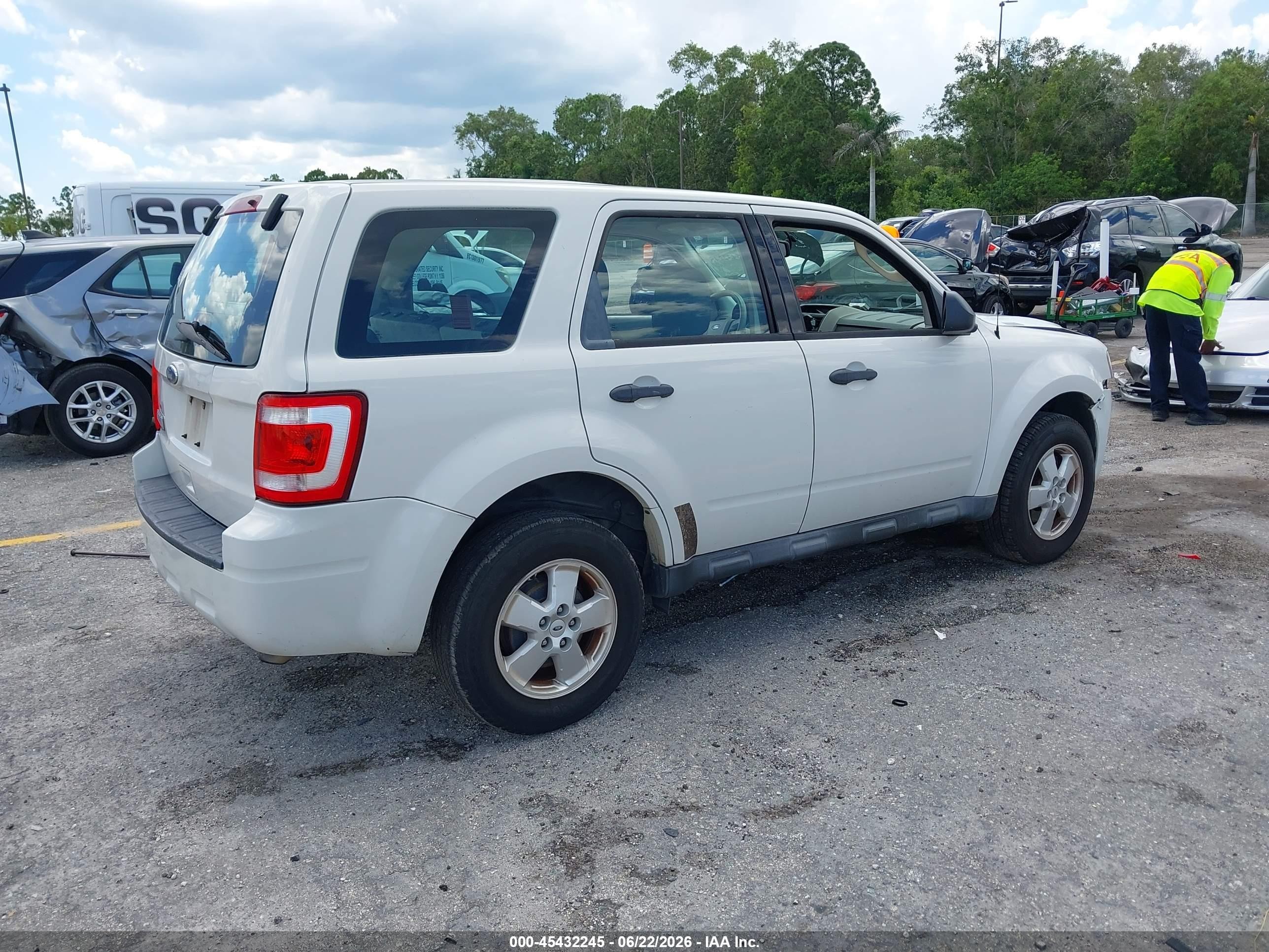 2012 Ford Escape Xls White vin: 1FMCU0C77CKC36904
