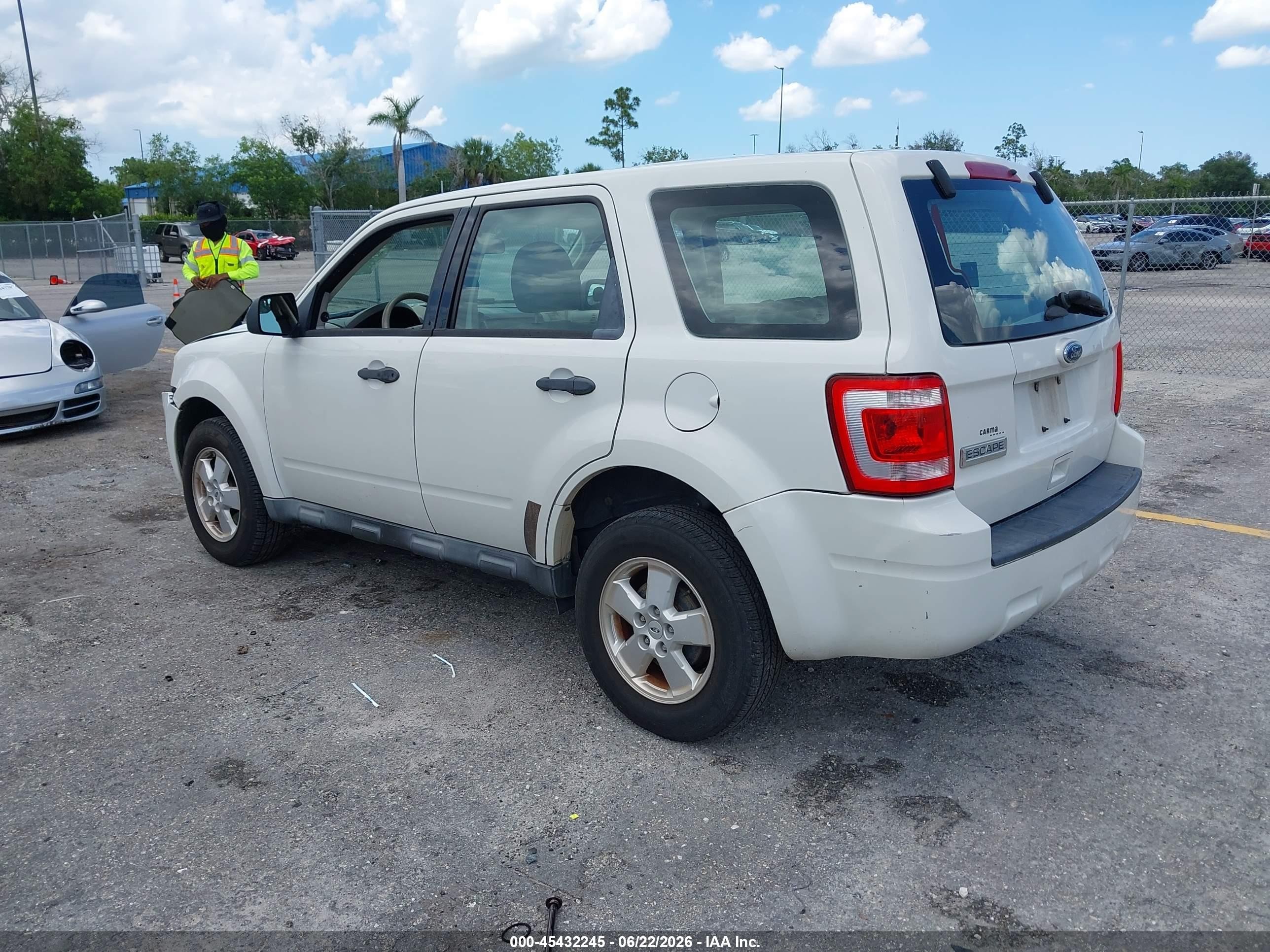 2012 Ford Escape Xls White vin: 1FMCU0C77CKC36904