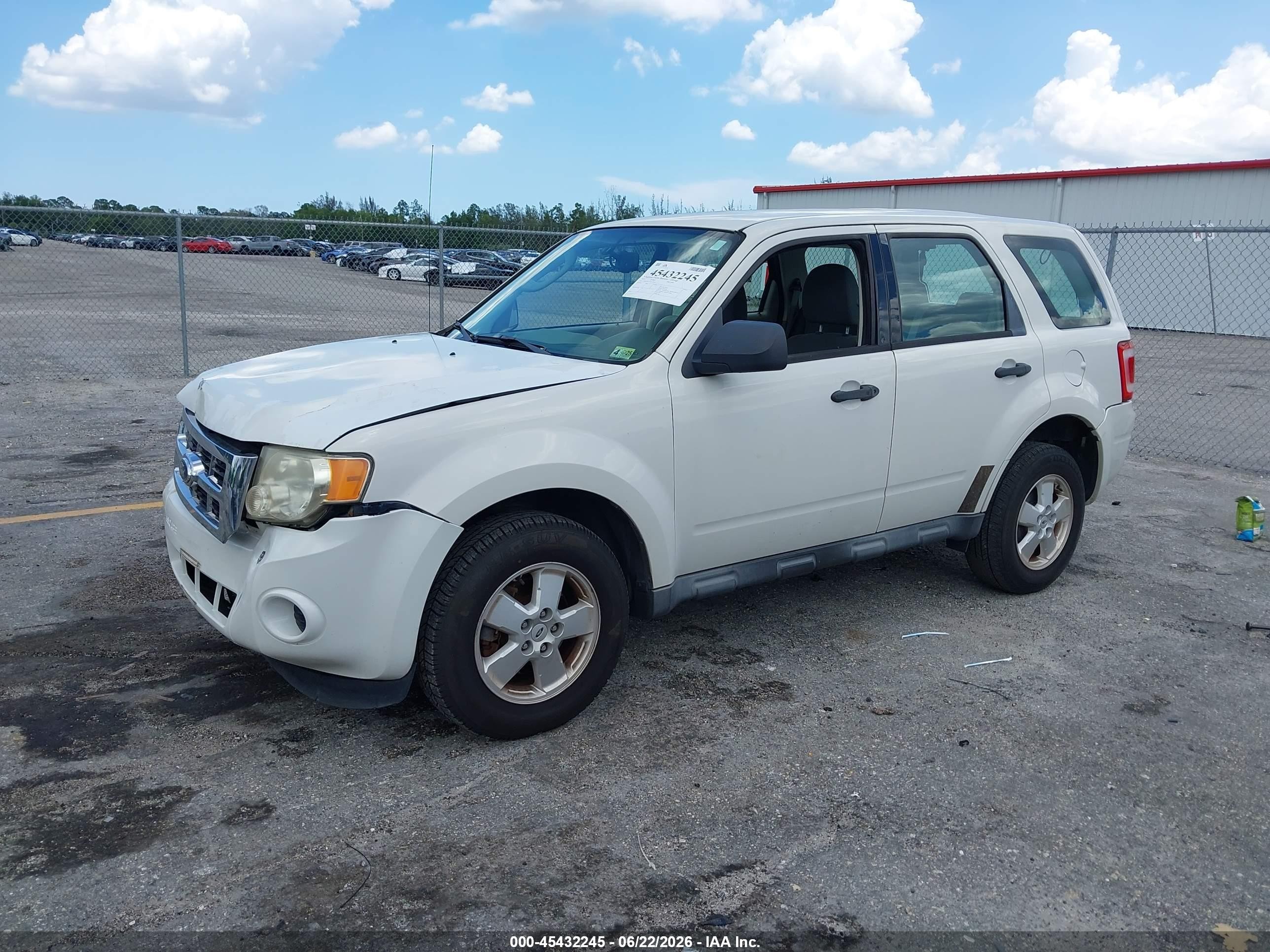 2012 Ford Escape Xls White vin: 1FMCU0C77CKC36904