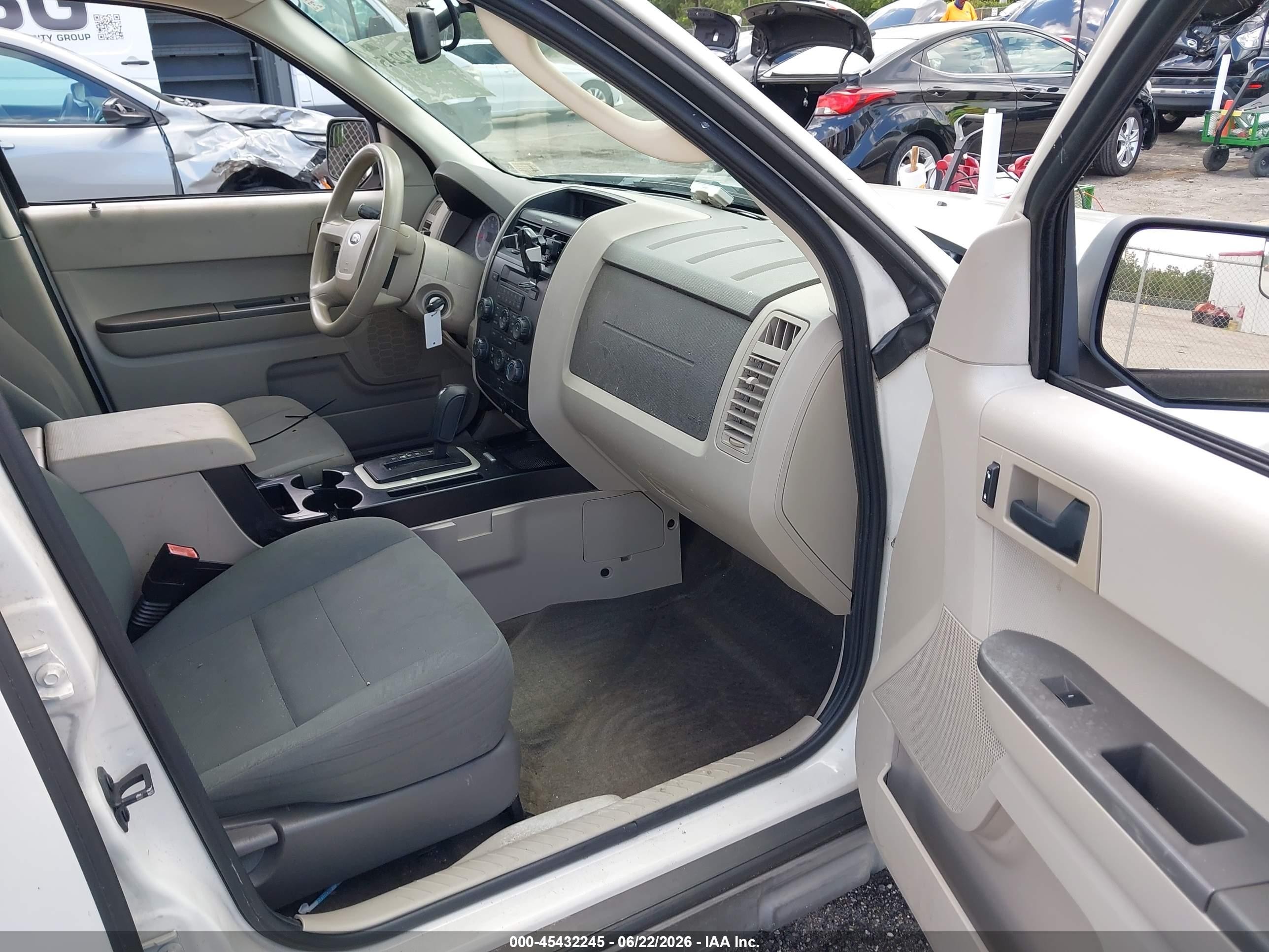 2012 Ford Escape Xls White vin: 1FMCU0C77CKC36904