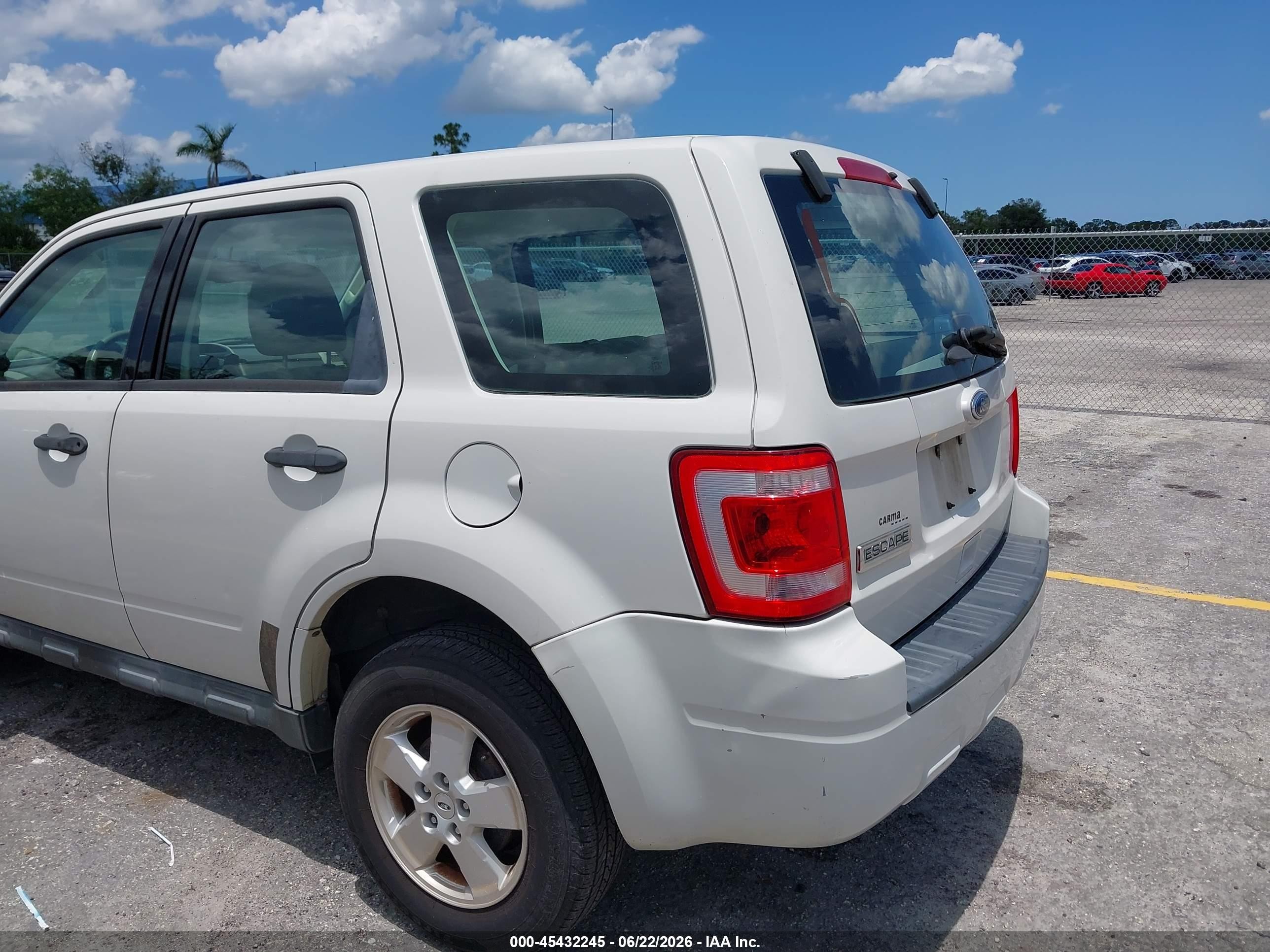 2012 Ford Escape Xls White vin: 1FMCU0C77CKC36904