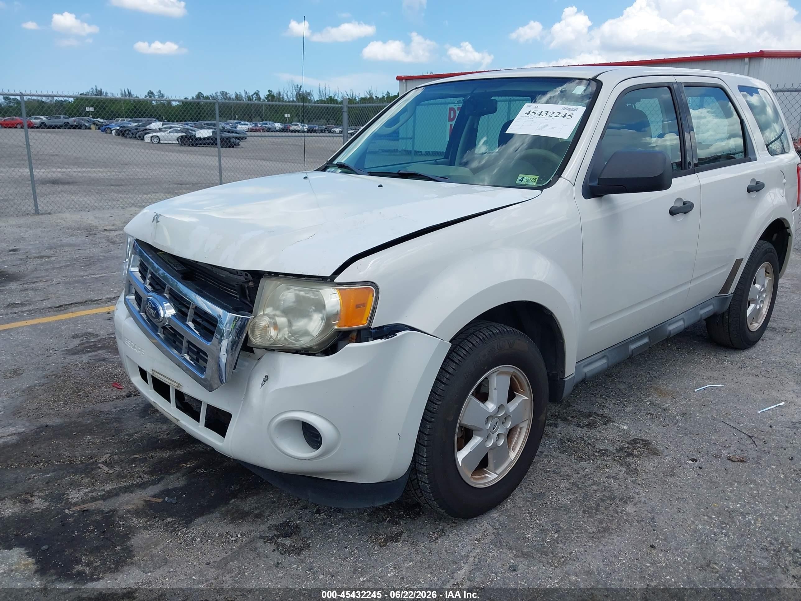 2012 Ford Escape Xls White vin: 1FMCU0C77CKC36904