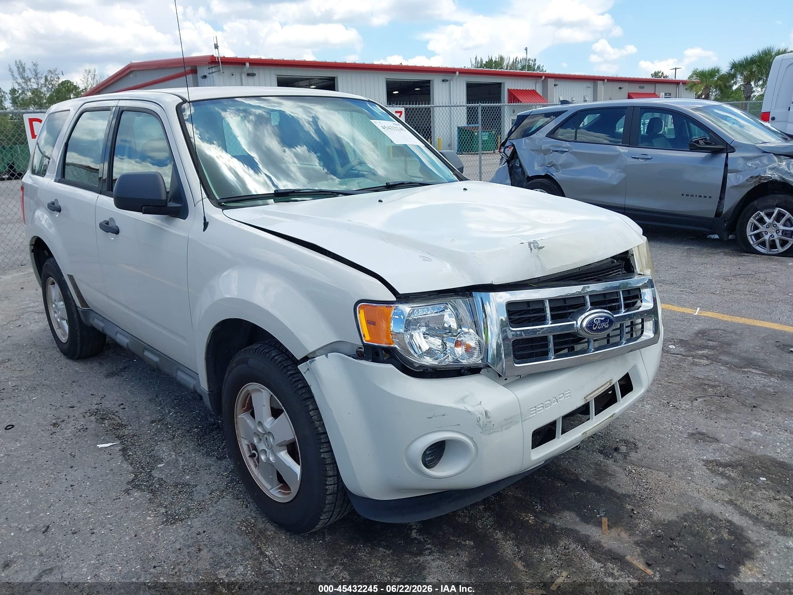 2012 Ford Escape Xls White vin: 1FMCU0C77CKC36904