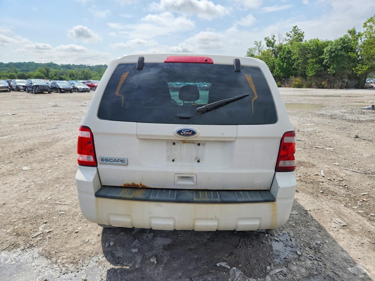 2011 Ford Escape Xls White vin: 1FMCU0C78BKC61700