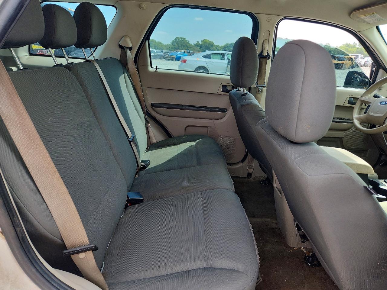 2011 Ford Escape Xls White vin: 1FMCU0C78BKC61700