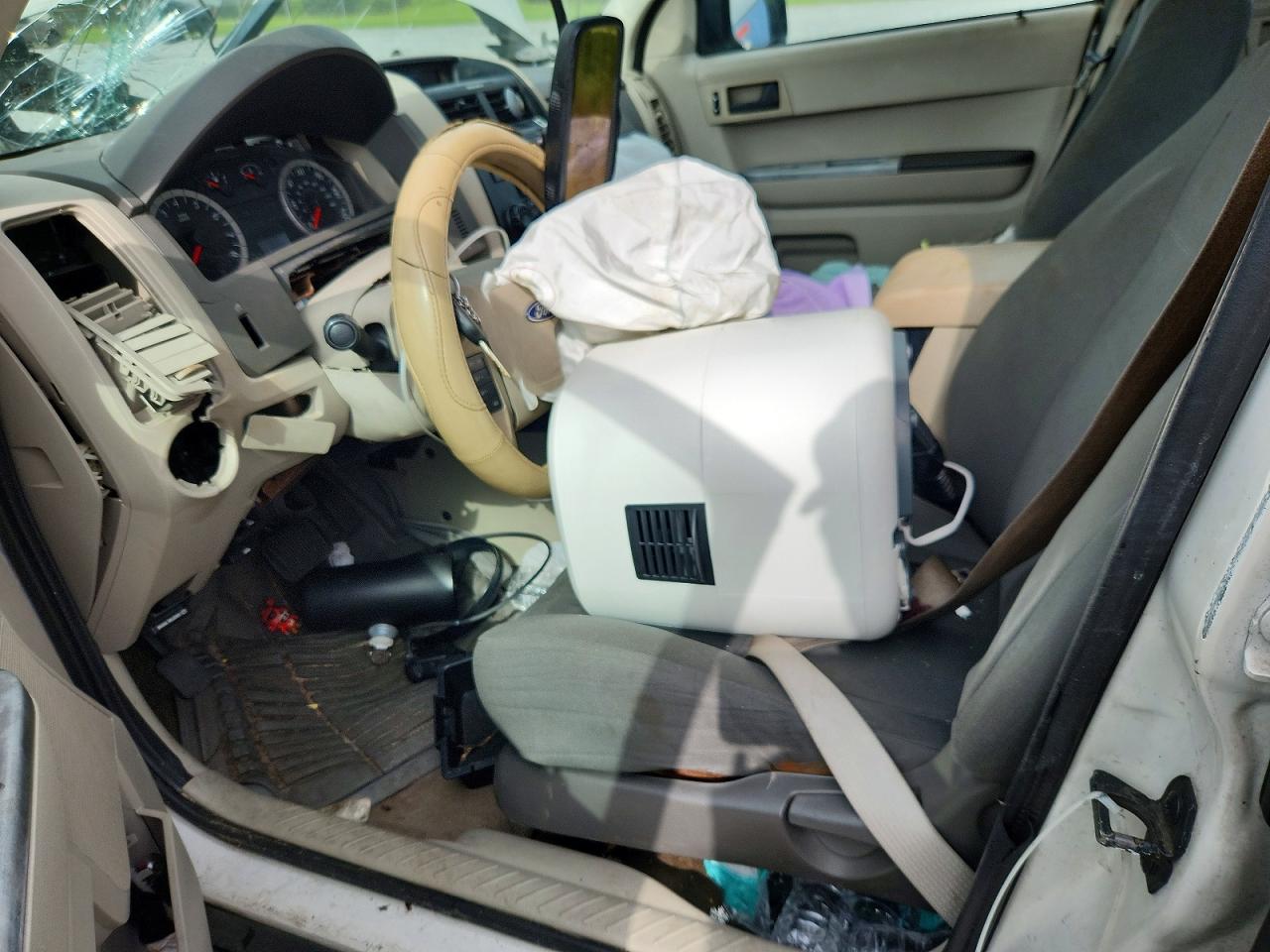 2010 Ford Escape Xls White vin: 1FMCU0C79AKD30943
