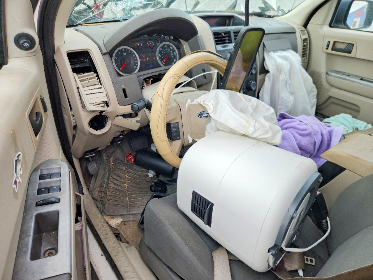 2010 Ford Escape Xls White vin: 1FMCU0C79AKD30943