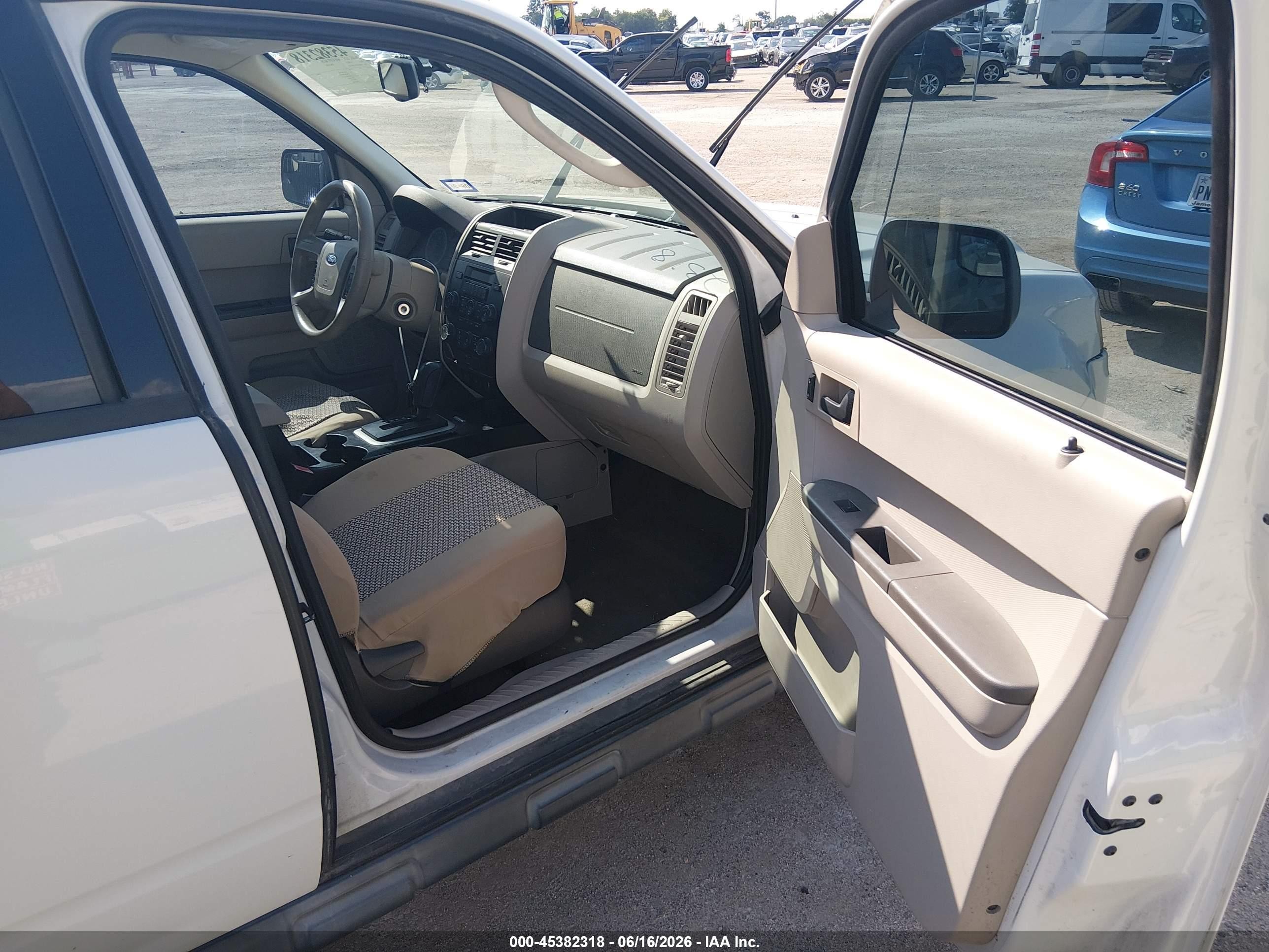 2012 Ford Escape Xls White vin: 1FMCU0C7XCKB27031