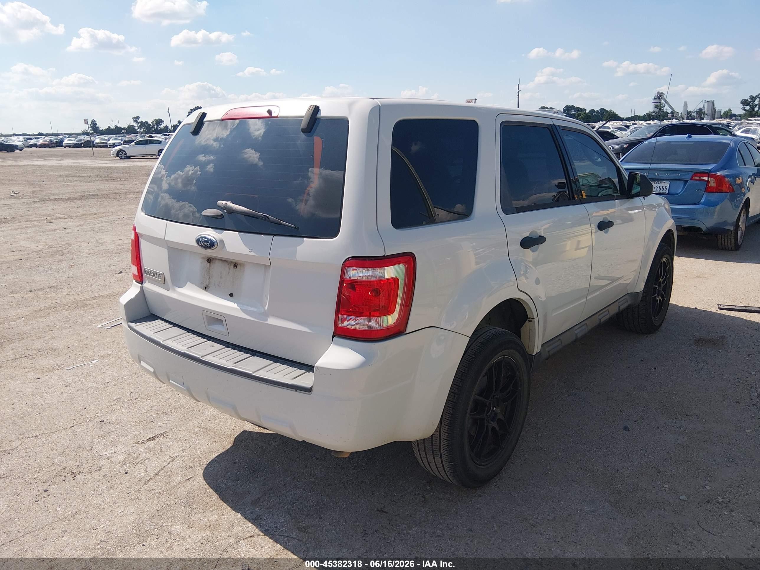 2012 Ford Escape Xls White vin: 1FMCU0C7XCKB27031