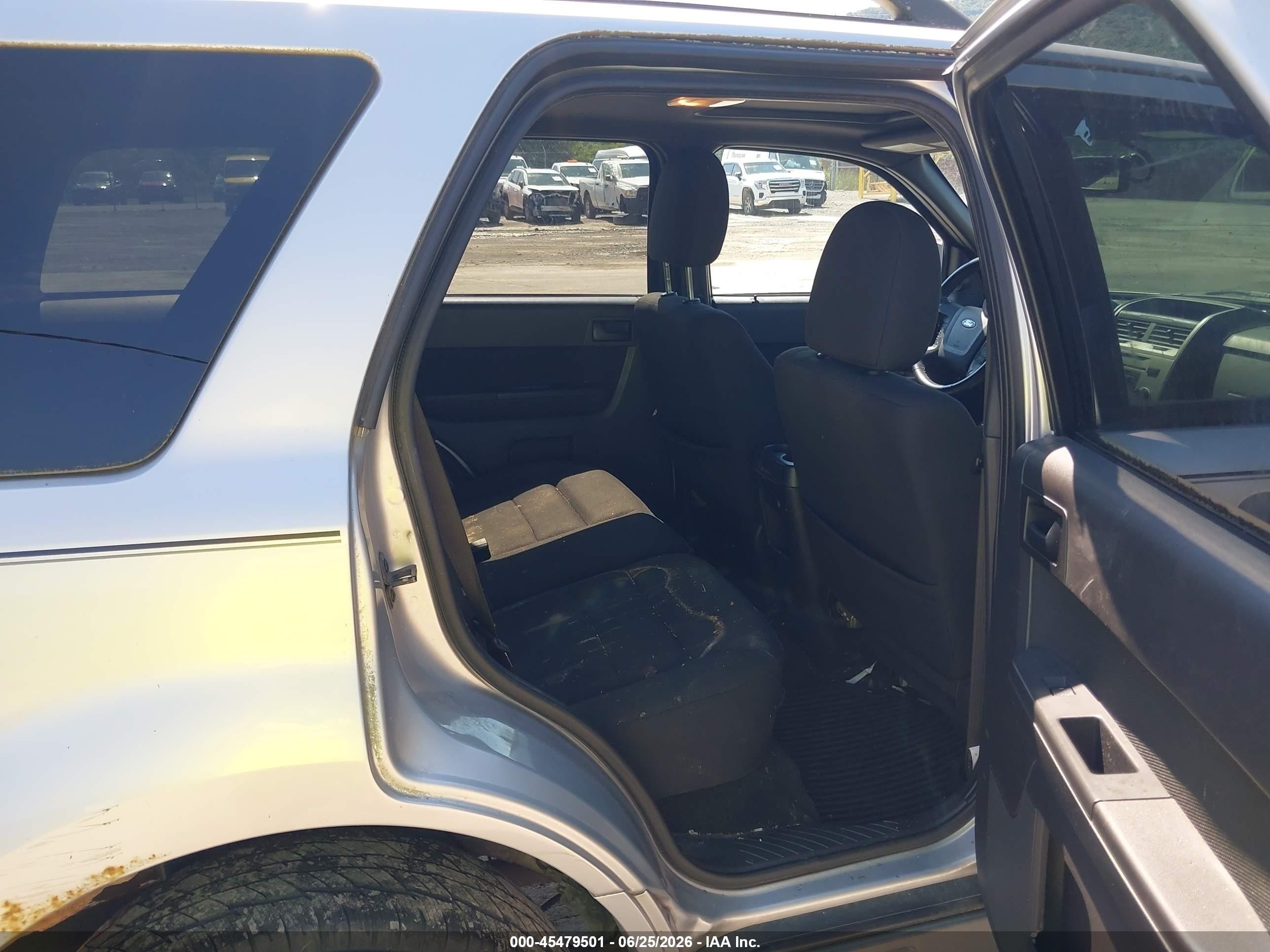 2010 Ford Escape Xlt Silver vin: 1FMCU0D71AKA31915