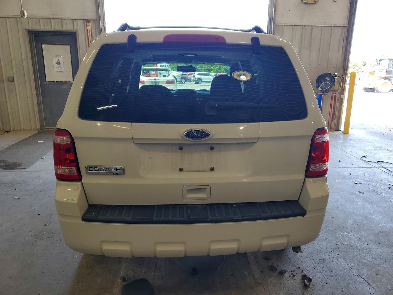 2010 Ford Escape Xlt White vin: 1FMCU0D73AKA33245
