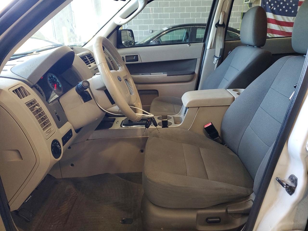 2010 Ford Escape Xlt White vin: 1FMCU0D73AKA33245