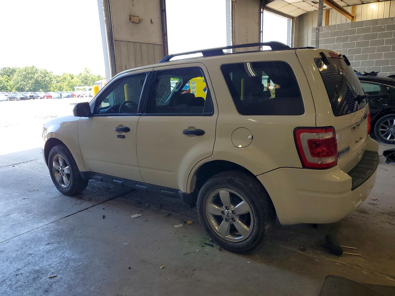 2010 Ford Escape Xlt White vin: 1FMCU0D73AKA33245
